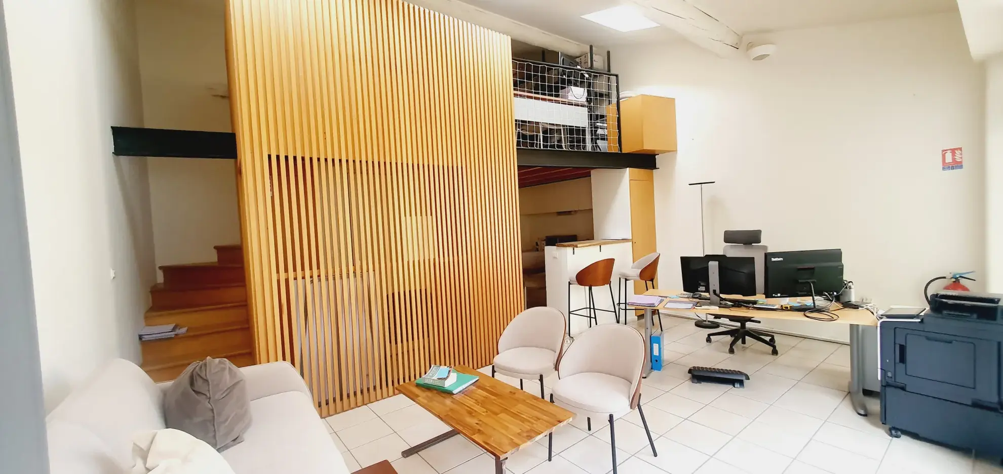 Local professionnel de 100 m2 avec cour à Nîmes, idéal bureaux ou habitation
