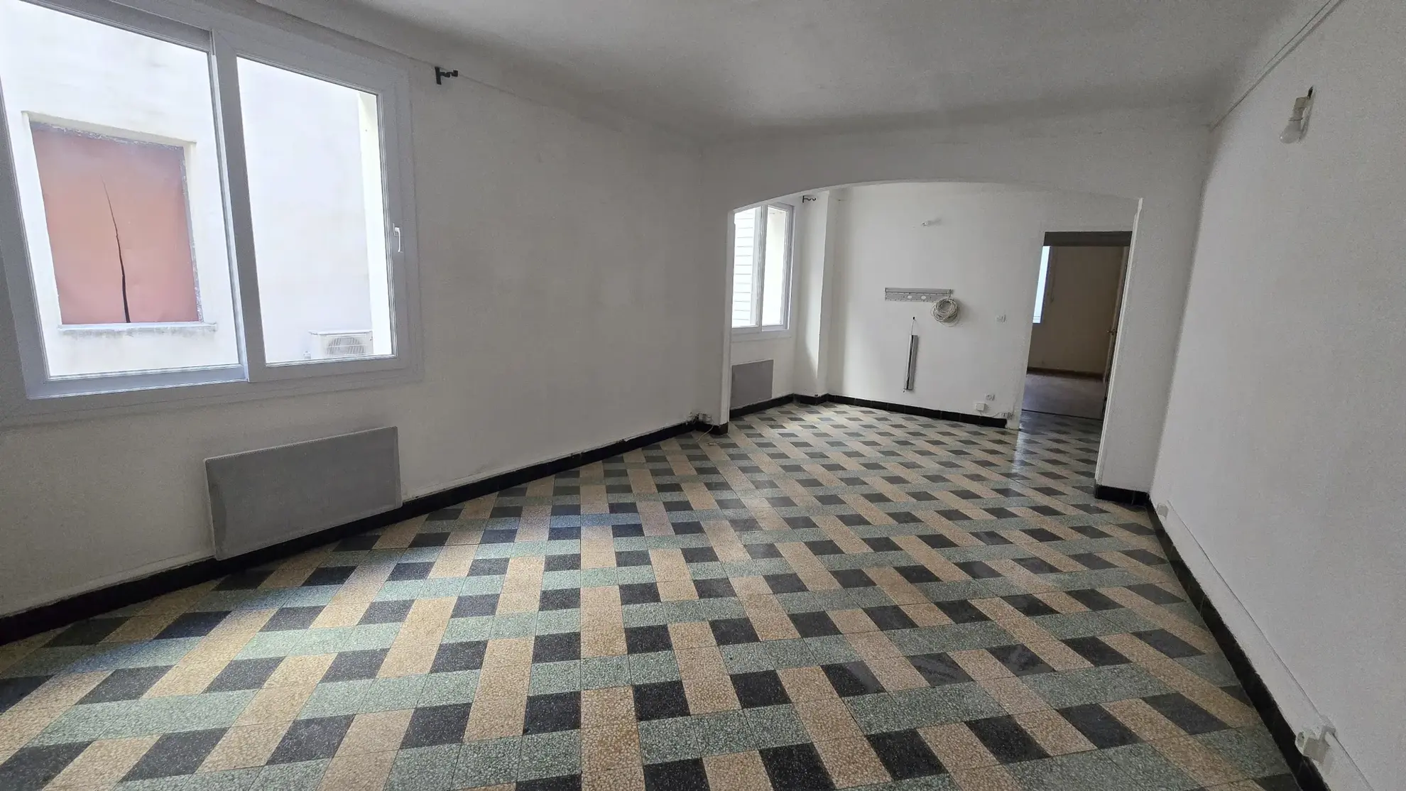 Appartement T3 de 78m² en centre-ville de Narbonne, potentiel d'aménagement élevé 