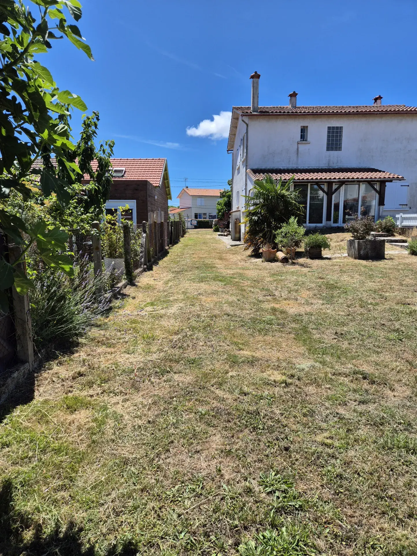 Terrain à bâtir constructible à Fouras en zone UC, non viabilisé 
