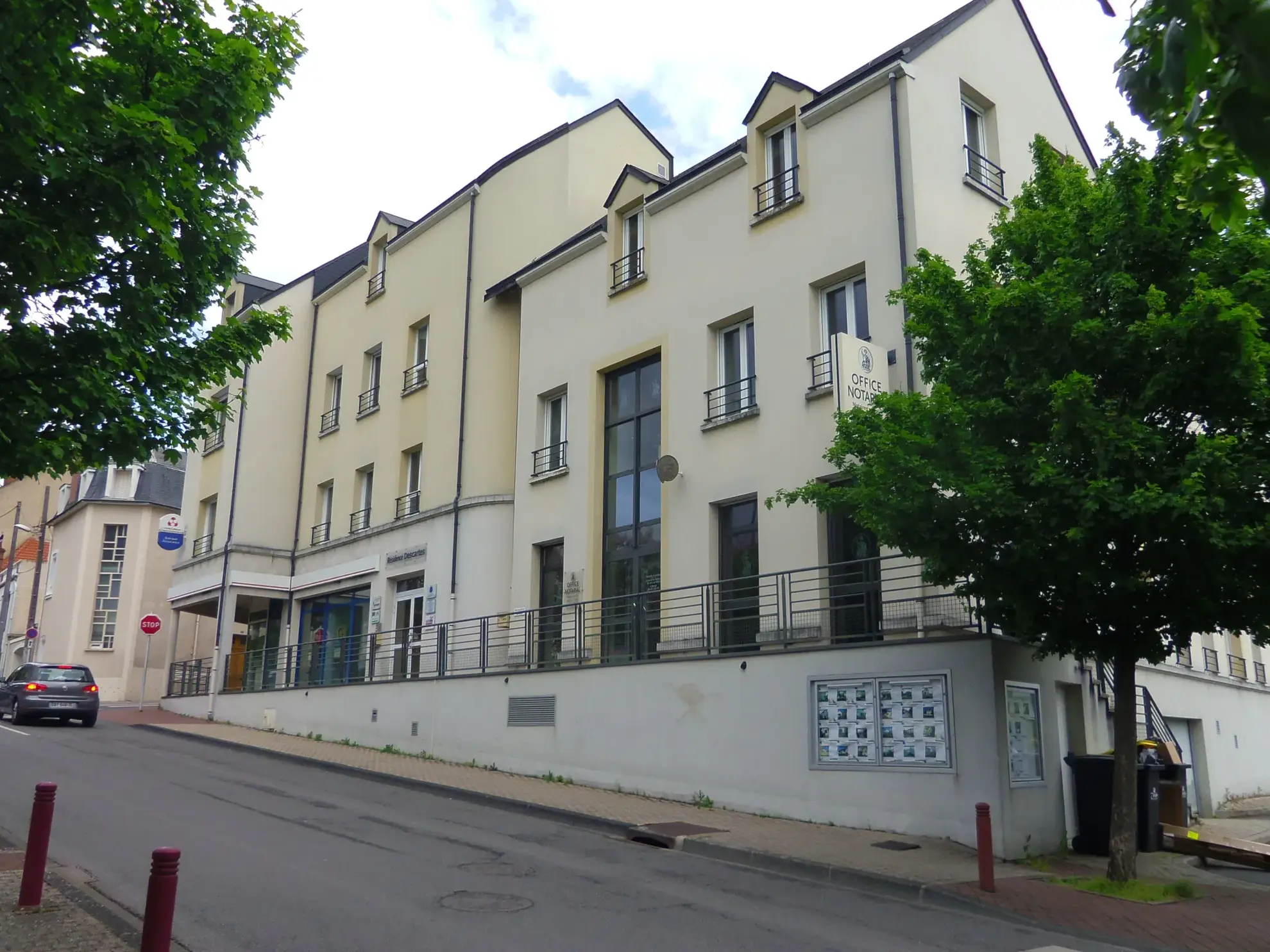 Local professionnel de 53 m² en centre-ville de Vierzon avec parking et ascenseur