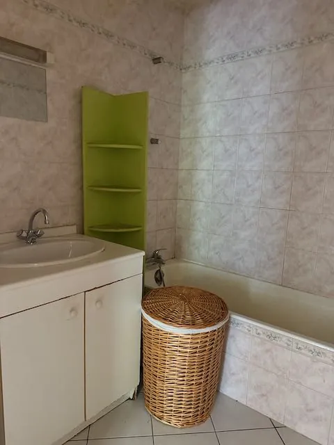 Belle maison en pierre à rénover à Saint-Hermine de 78 m² avec jardin 