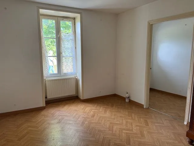 Belle maison en pierre à rénover à Saint-Hermine de 78 m² avec jardin 