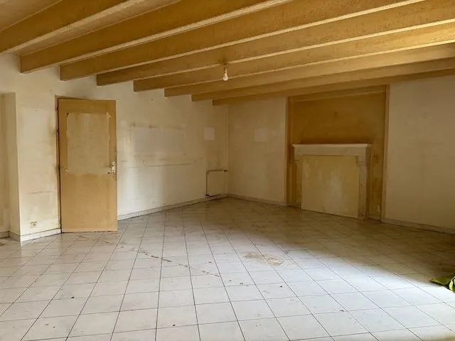 Belle maison en pierre à rénover à Saint-Hermine de 78 m² avec jardin 