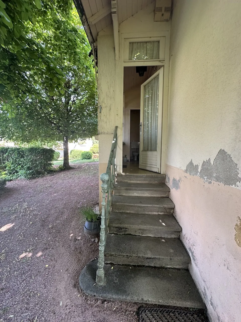 Grande maison à vendre à Chauffailles (71) avec dépendances et jardin clos 