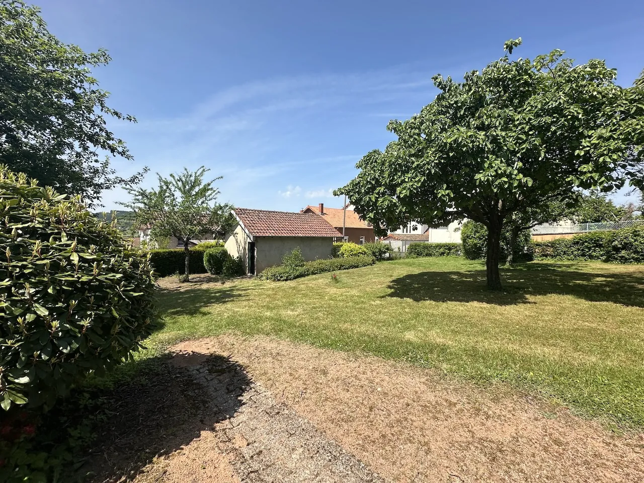 Grande maison à vendre à Chauffailles (71) avec dépendances et jardin clos 