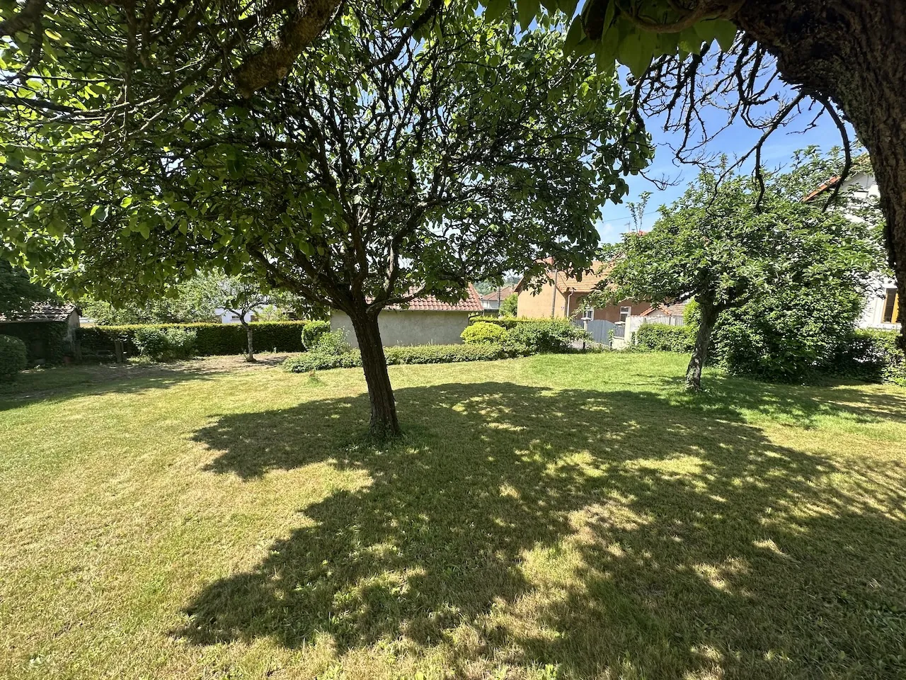 Grande maison à vendre à Chauffailles (71) avec dépendances et jardin clos 