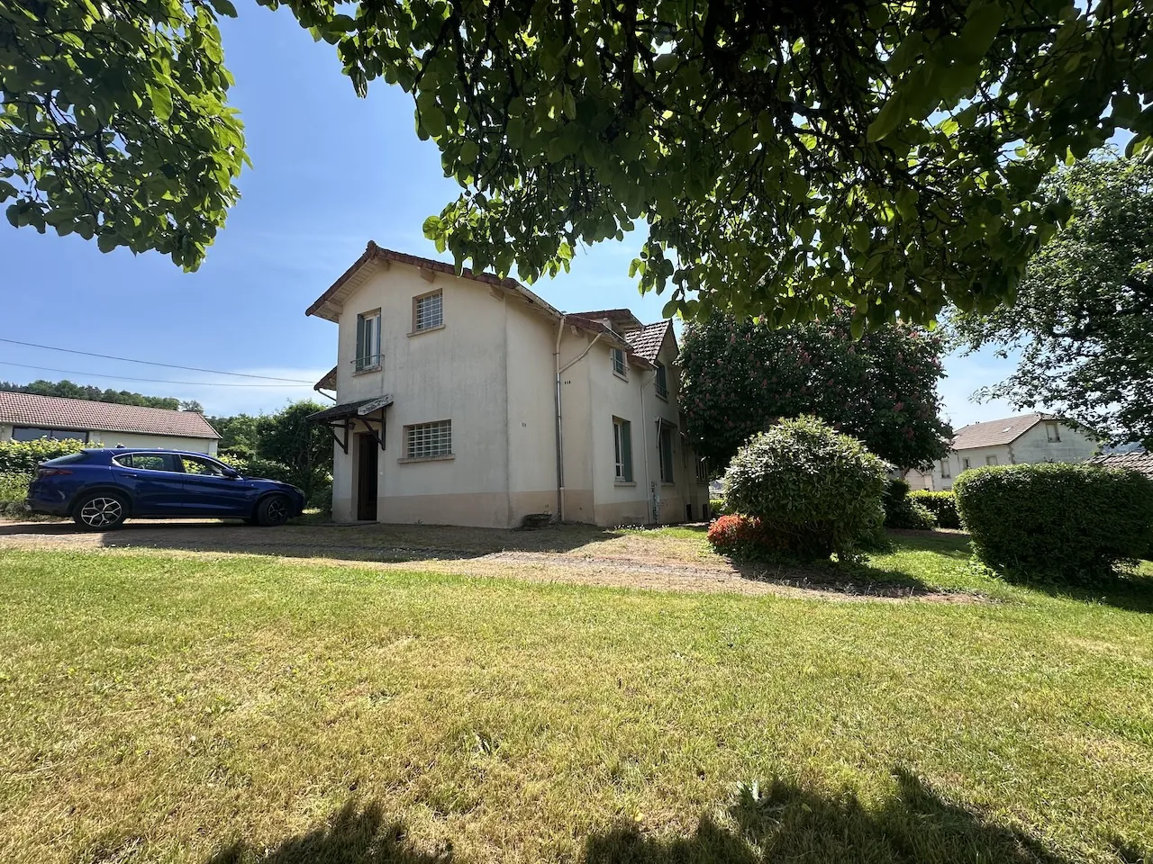 Grande maison à vendre à Chauffailles (71) avec dépendances et jardin clos 