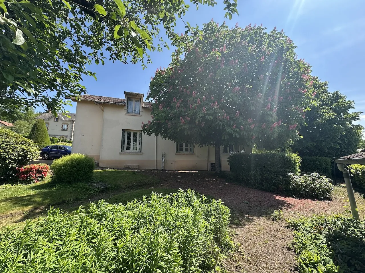 Grande maison à vendre à Chauffailles (71) avec dépendances et jardin clos 