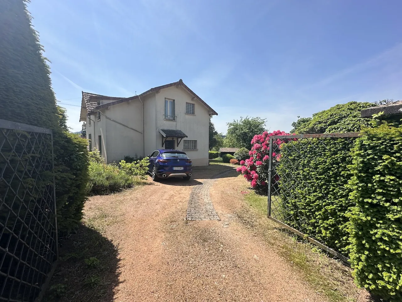 Grande maison à vendre à Chauffailles (71) avec dépendances et jardin clos 