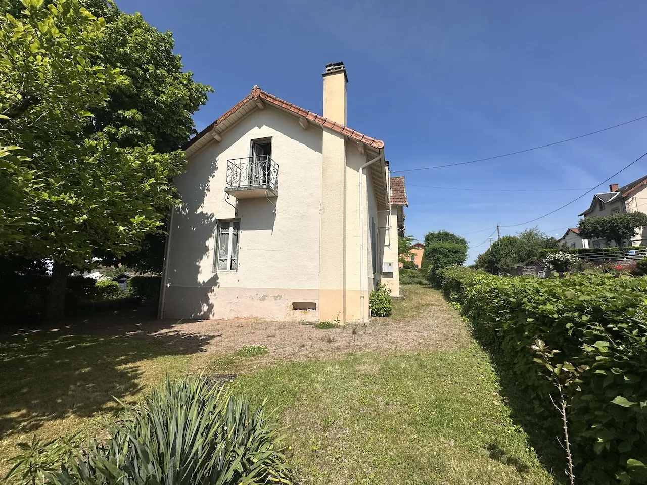 Grande maison à vendre à Chauffailles (71) avec dépendances et jardin clos 