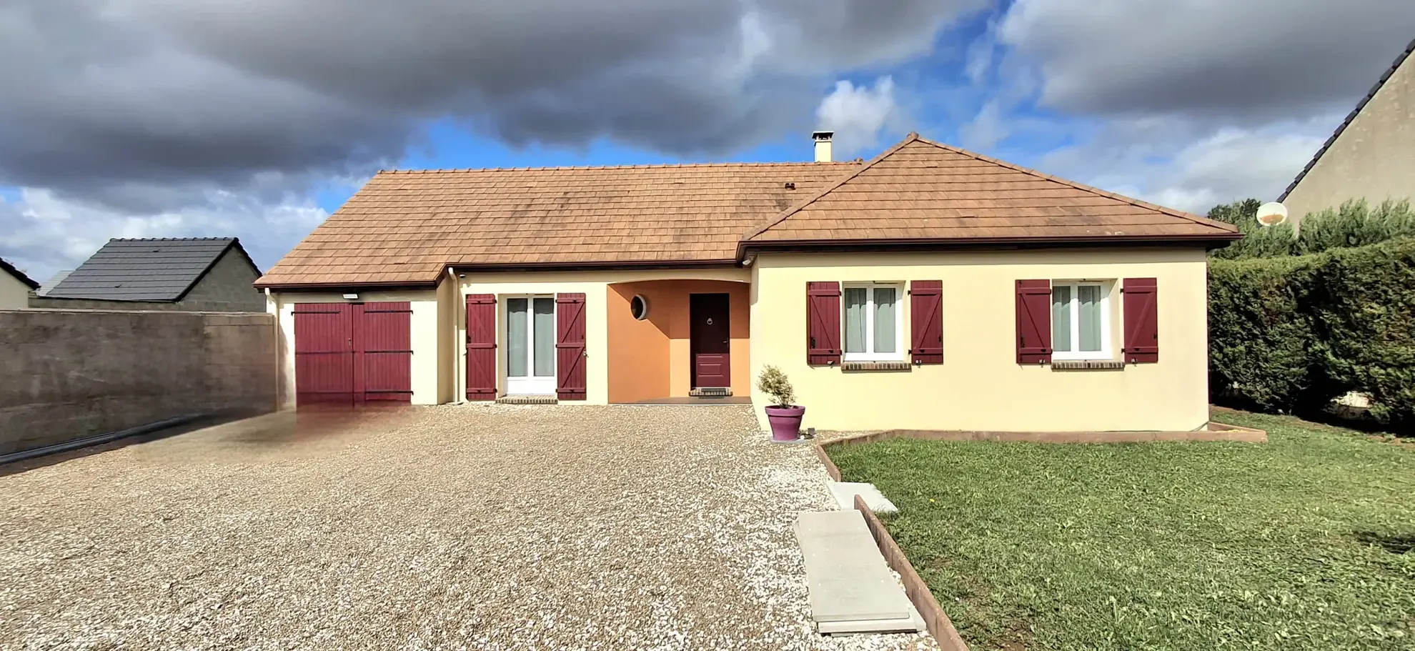 Magnifique pavillon de 110 m² à Guerchy avec terrasse et espaces lumineux 