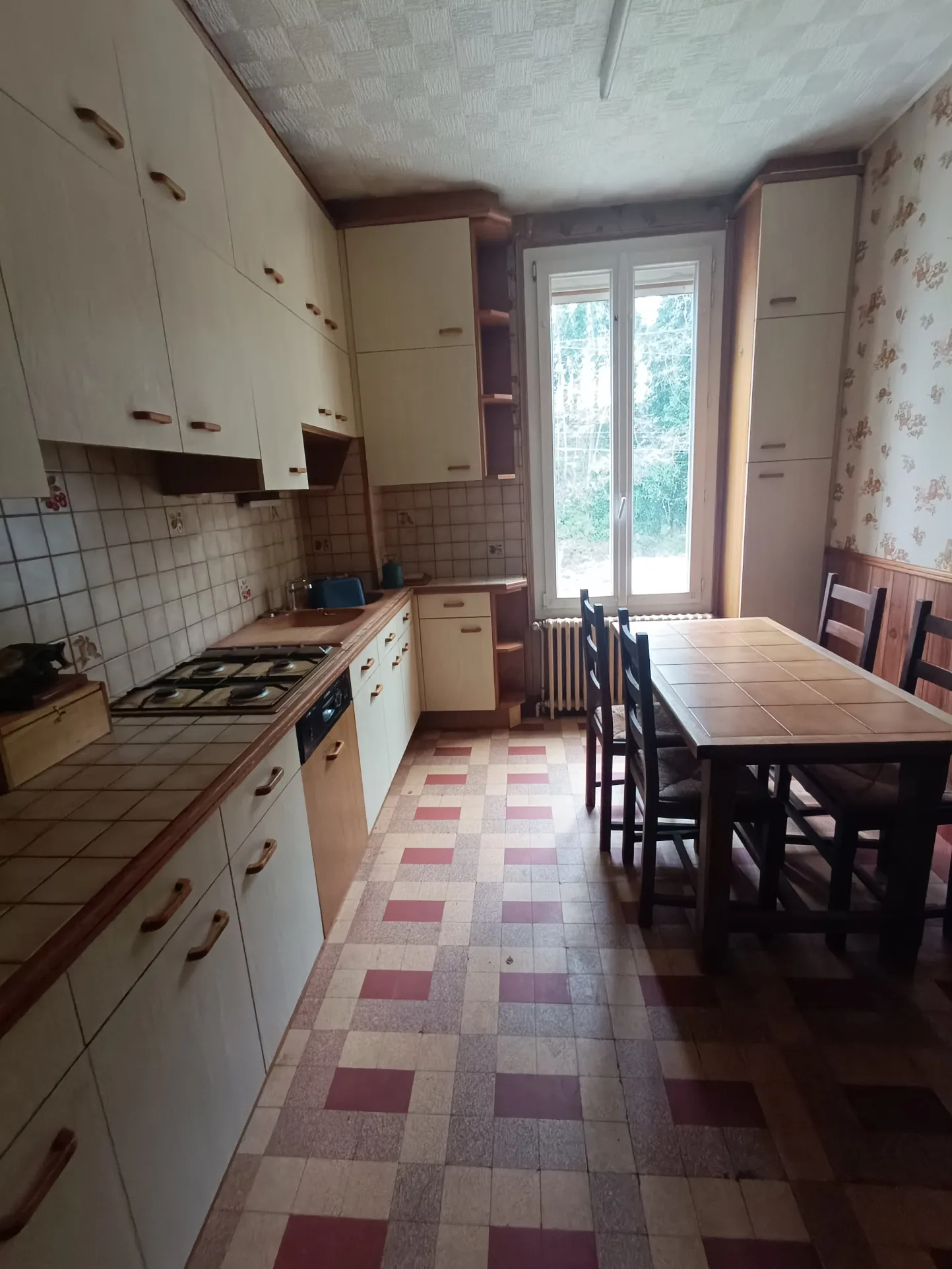 Maison à rénover de 75 m² à Vierzon, secteur calme avec terrain clos et dépendances 