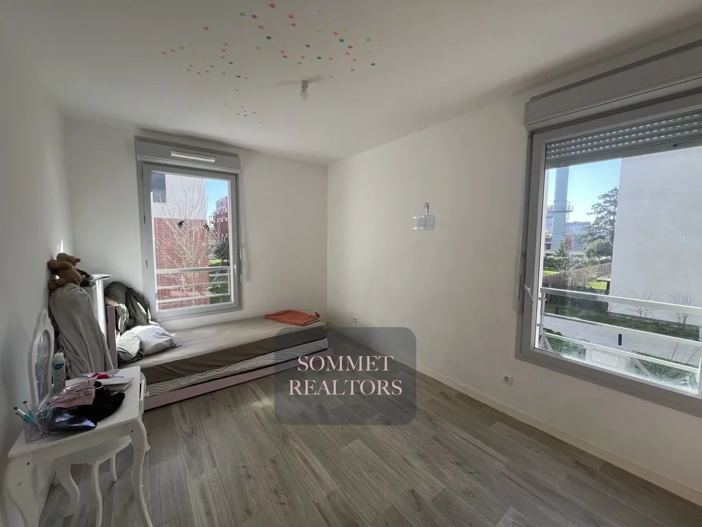 Appartement familial avec terrasse et parking à Neuilly-sur-Marne 