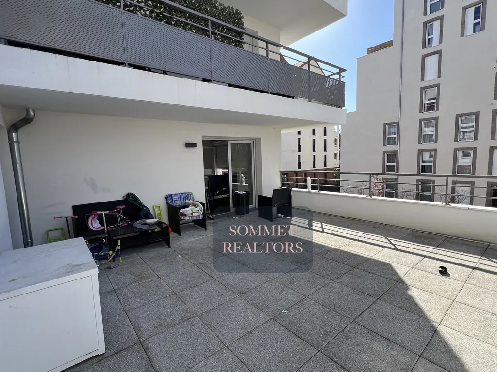 Appartement familial avec terrasse et parking à Neuilly-sur-Marne 