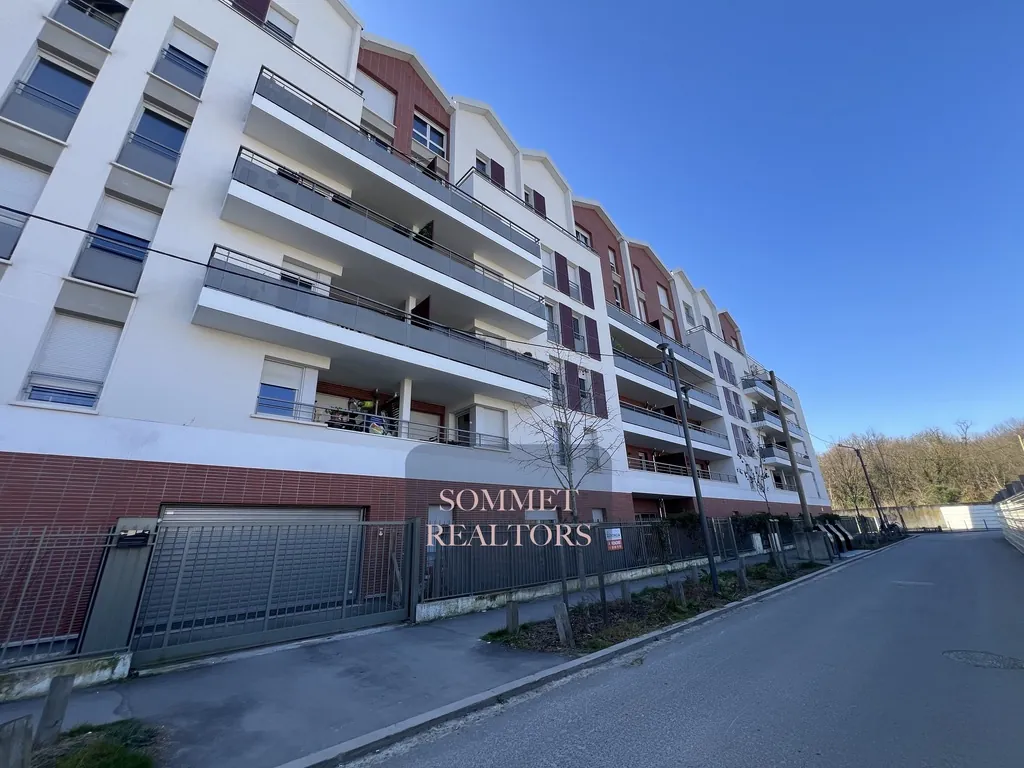 Appartement familial avec terrasse et parking à Neuilly-sur-Marne 