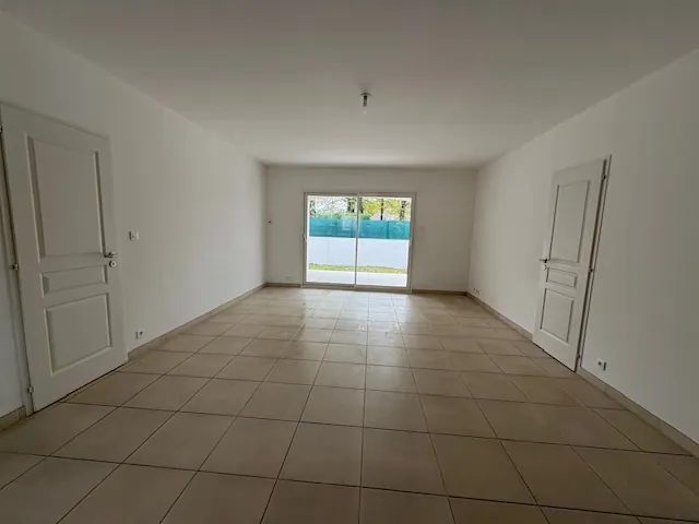 Maison de plain-pied avec terrasse et garage à Breuillet 