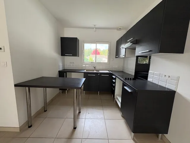 Maison de plain-pied avec terrasse et garage à Breuillet 