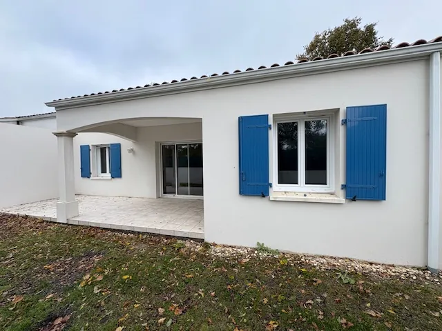 Maison de plain-pied avec terrasse et garage à Breuillet 