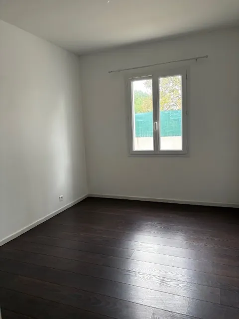 Maison de plain-pied avec terrasse et garage à Breuillet 