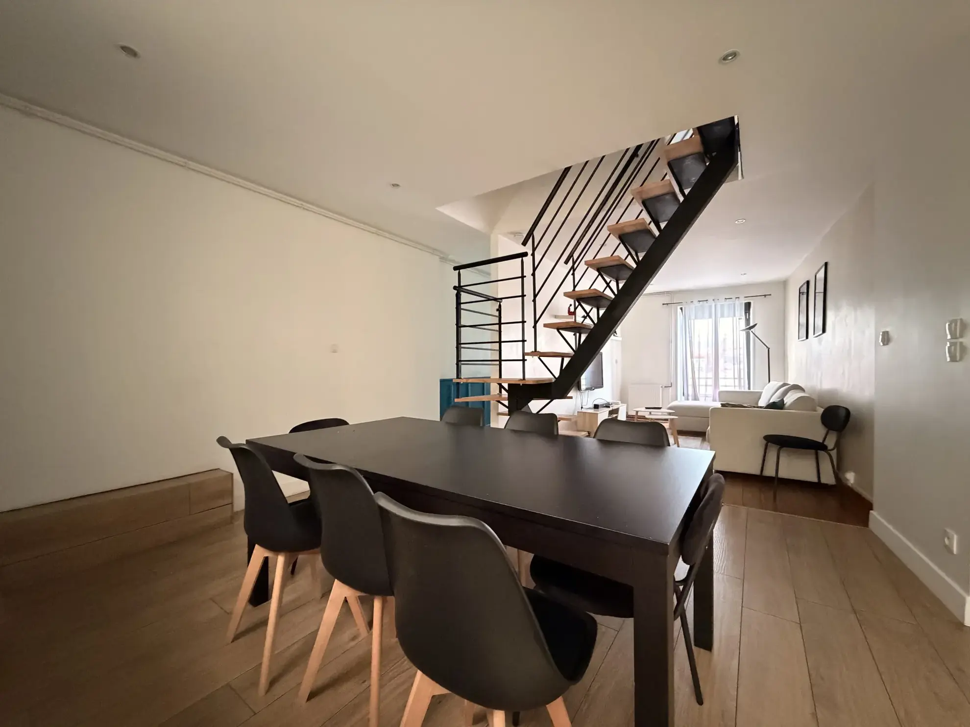 Maison de ville rénovée avec 4 chambres, jardin, proche gare et commerces au Mans 