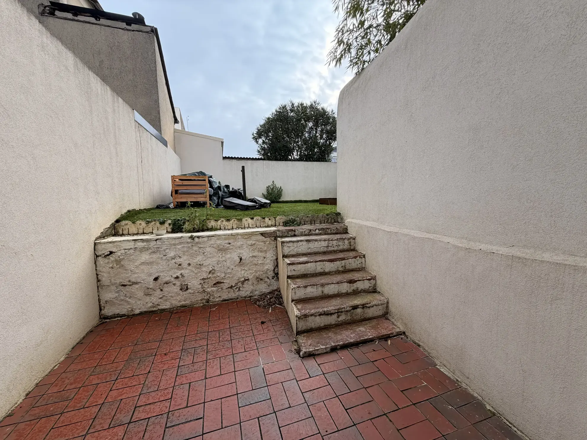 Maison de ville rénovée avec 4 chambres, jardin, proche gare et commerces au Mans 