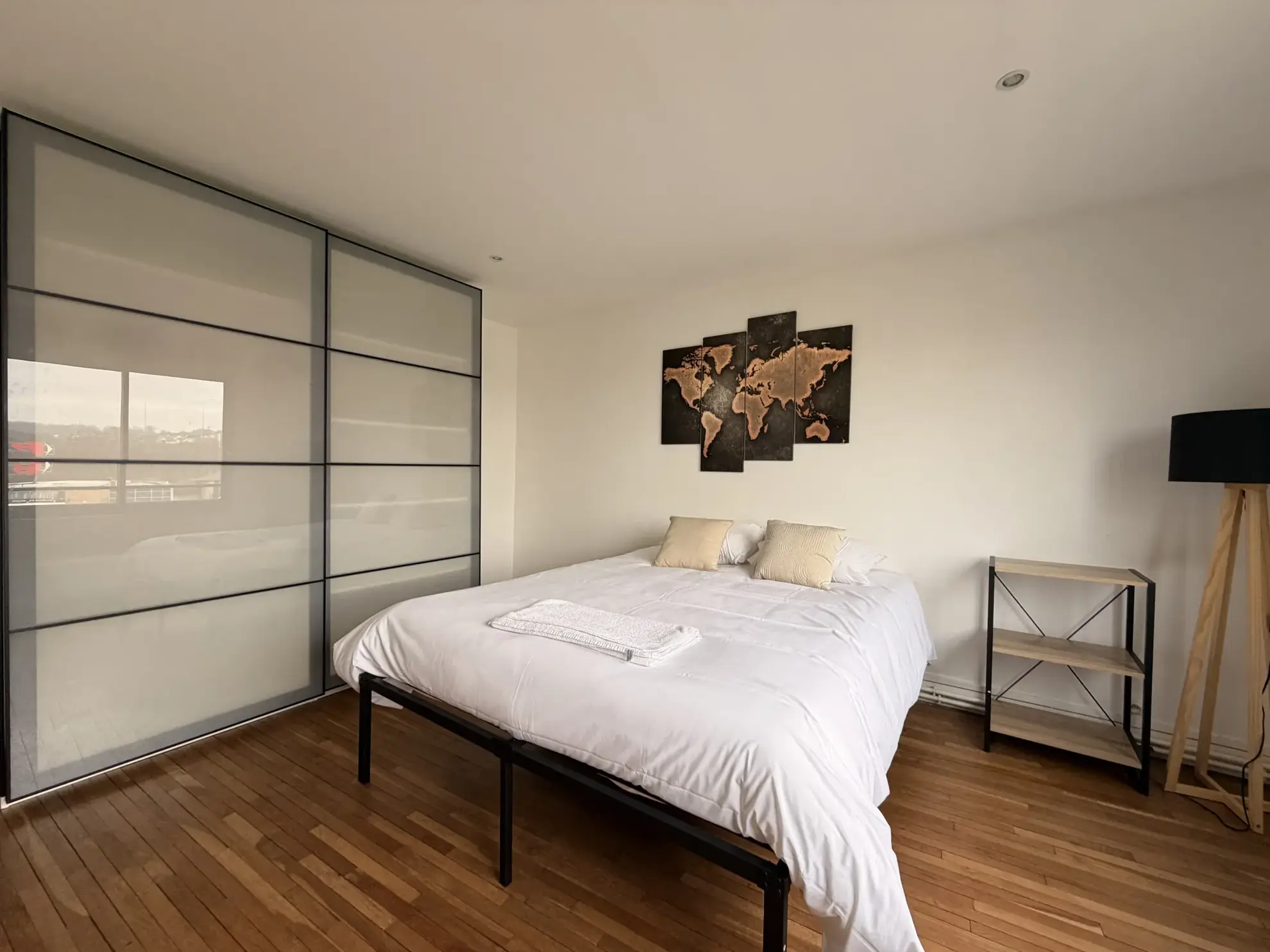 Maison de ville rénovée avec 4 chambres, jardin, proche gare et commerces au Mans 