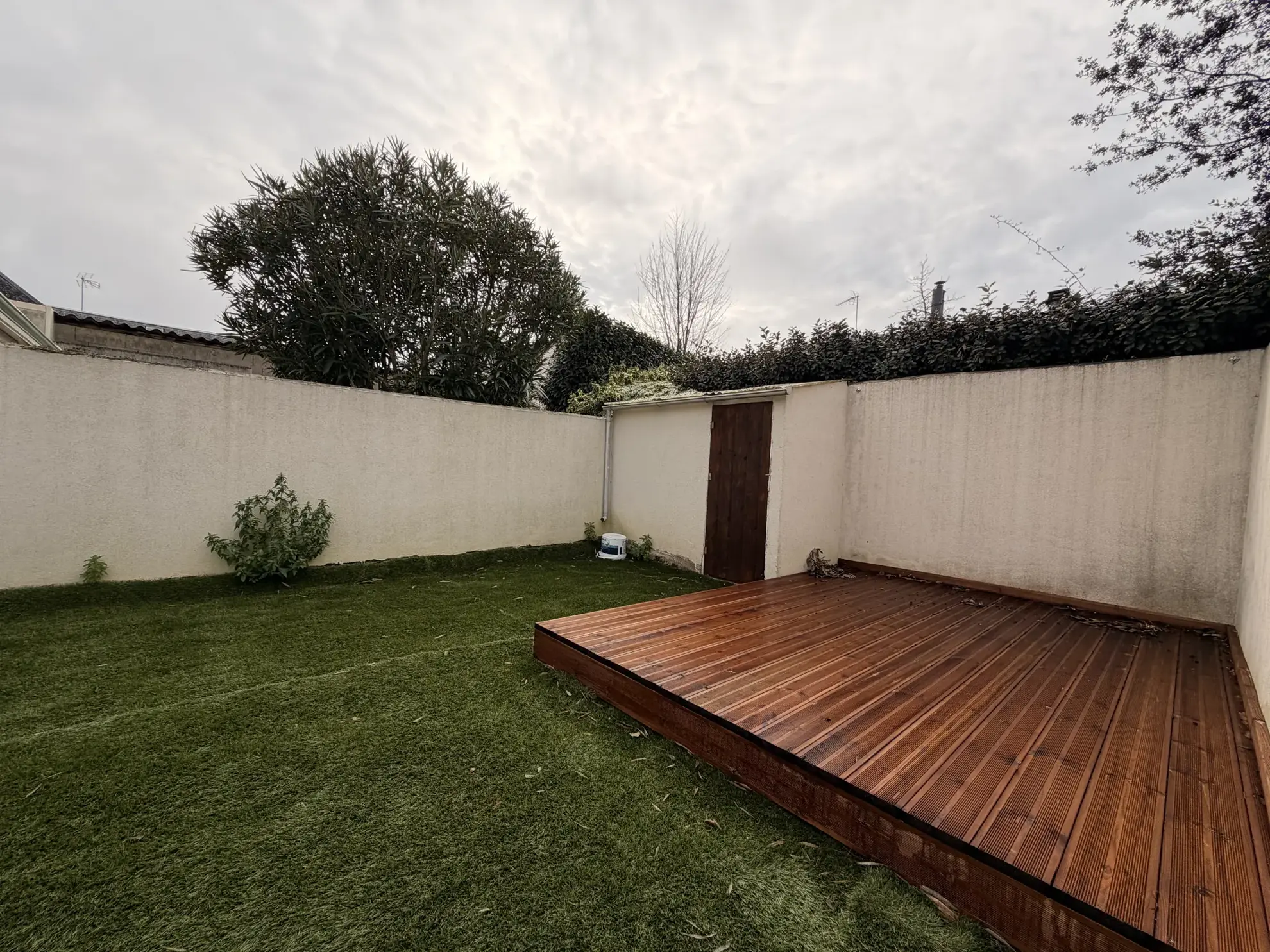 Maison de ville rénovée avec 4 chambres, jardin, proche gare et commerces au Mans 