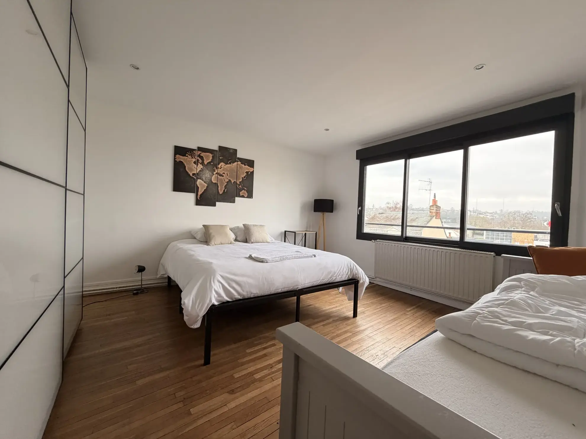 Maison de ville rénovée avec 4 chambres, jardin, proche gare et commerces au Mans 