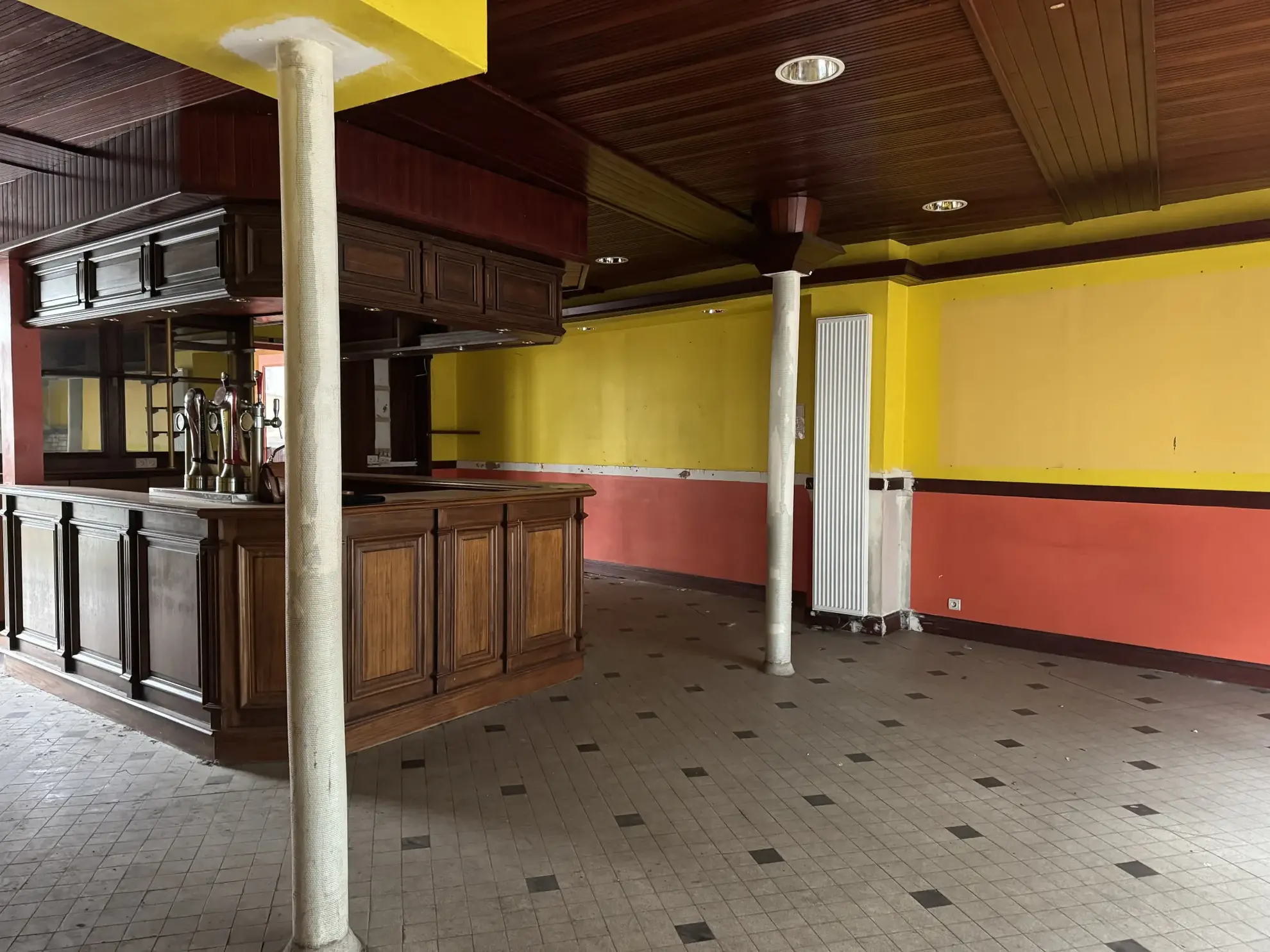 Local Commercial à vendre à Objat avec terrasse privée de 80 m²