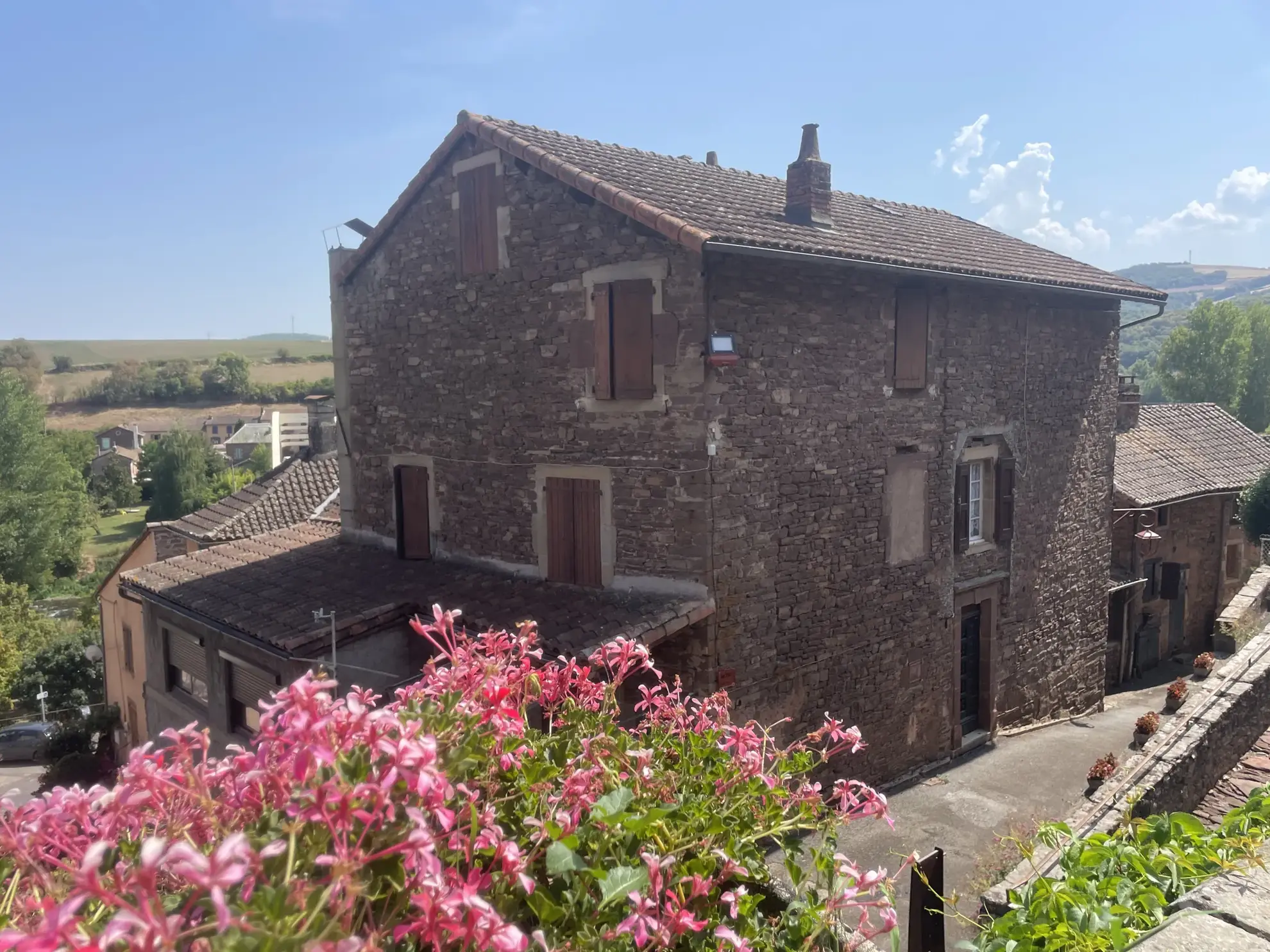 Maison en pierre à vendre à Saint Izaire, 152 m² avec terrasse et potentiel d'aménagement