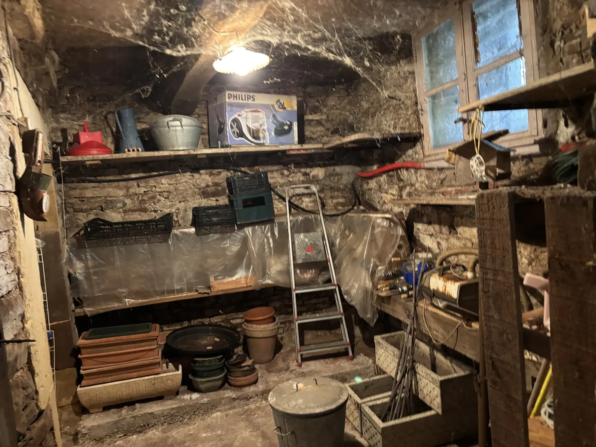 Maison en pierre à vendre à Saint Izaire, 152 m² avec terrasse et potentiel d'aménagement 