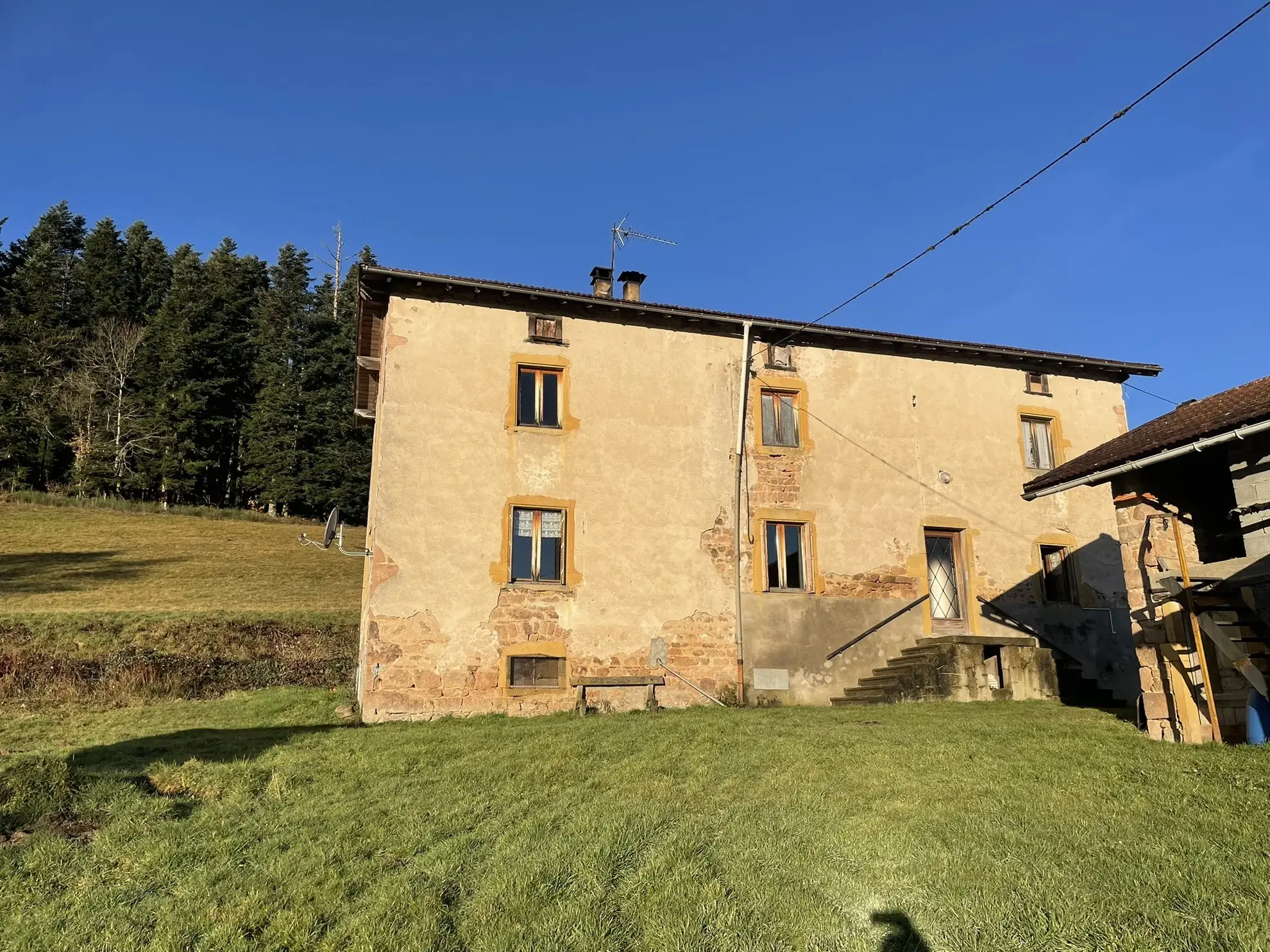 Corps de ferme à rénover sur 5 hectares à Cours-la-Ville - Opportunité rare