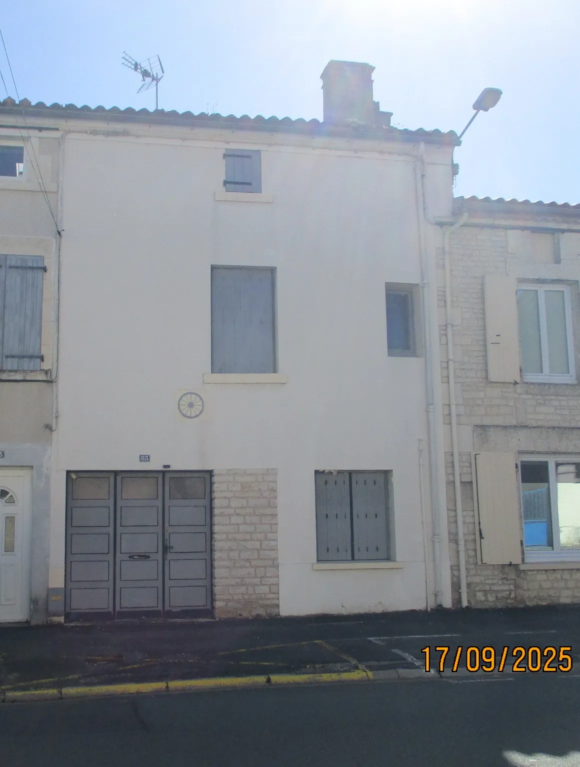 Maison mitoyenne avec dépendance, jardin et puits à Cellettes