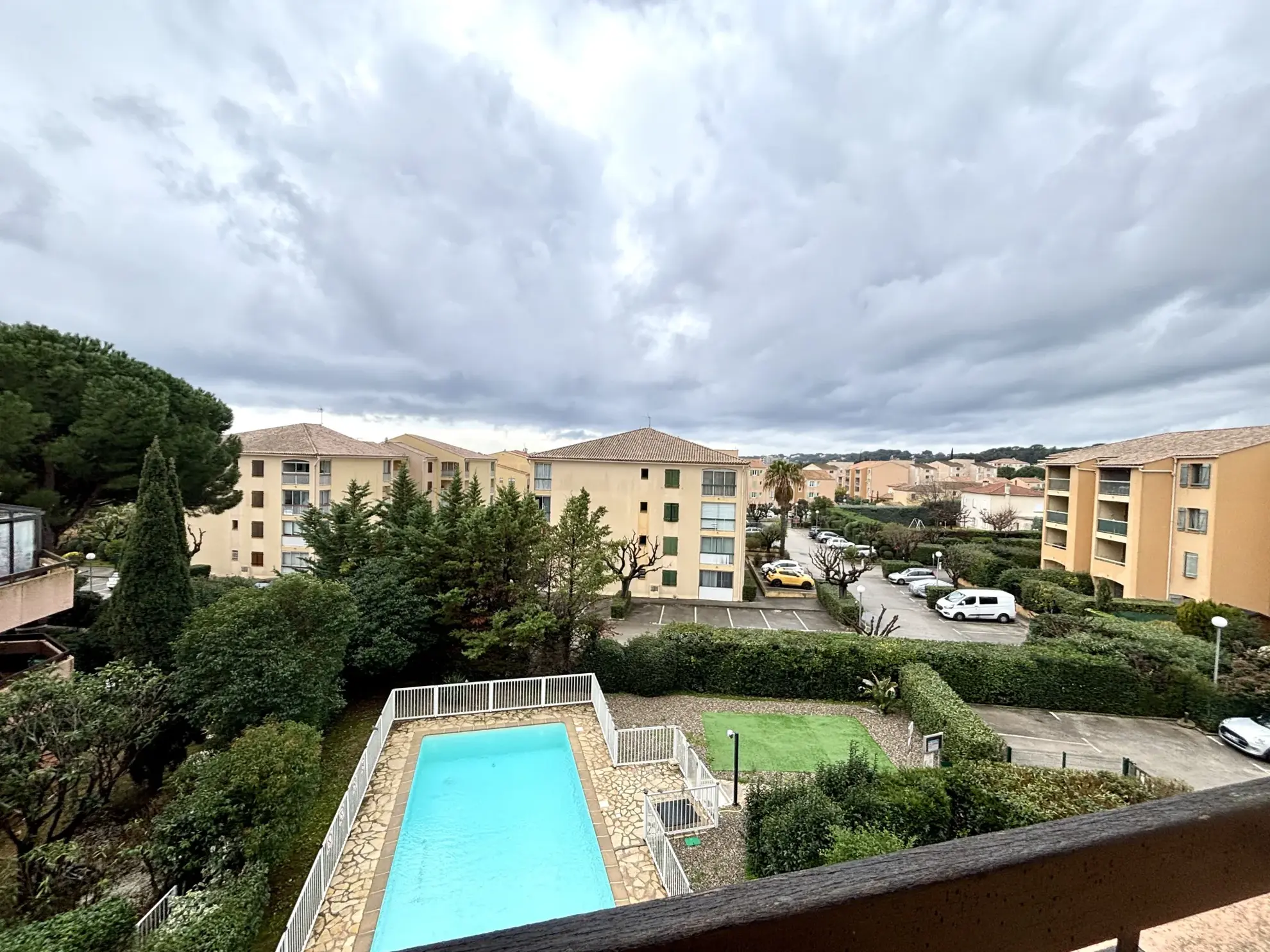 Studio rénové avec balcon, piscine et sécurité à Sanary-sur-Mer 