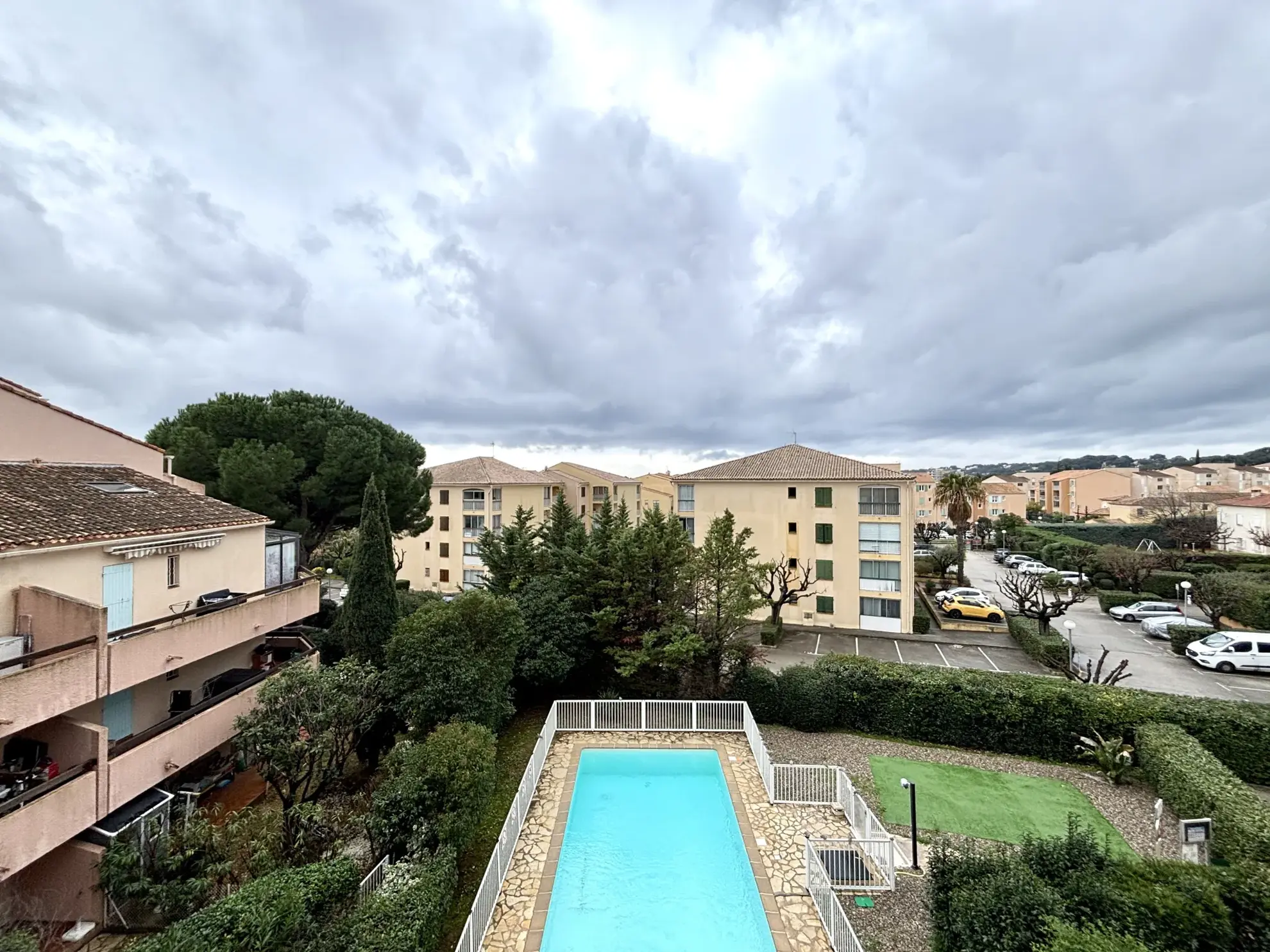 Studio rénové avec balcon, piscine et sécurité à Sanary-sur-Mer 