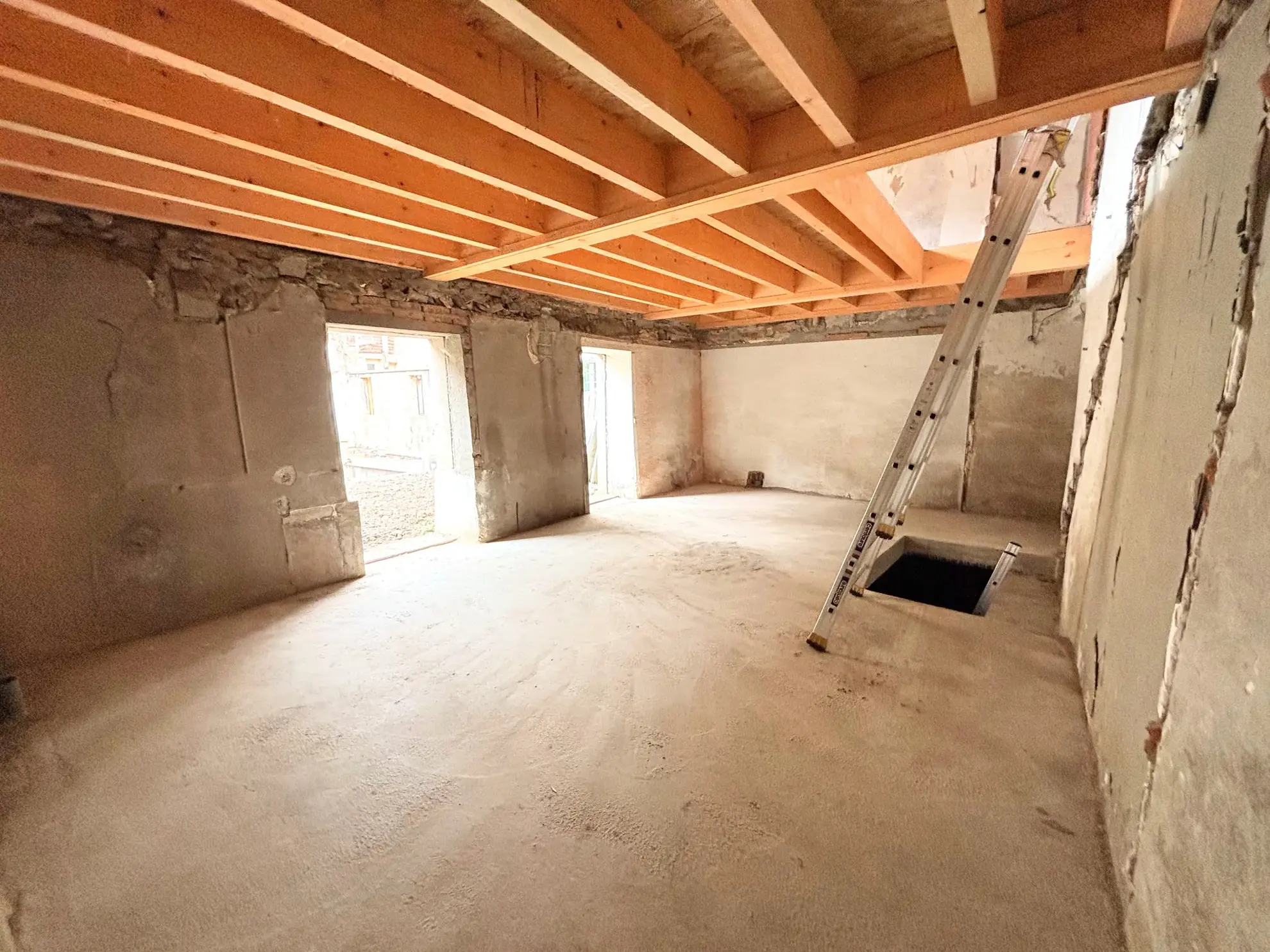 Maison de ville à rénover avec jardin à Saint-Galmier - Opportunité à saisir 