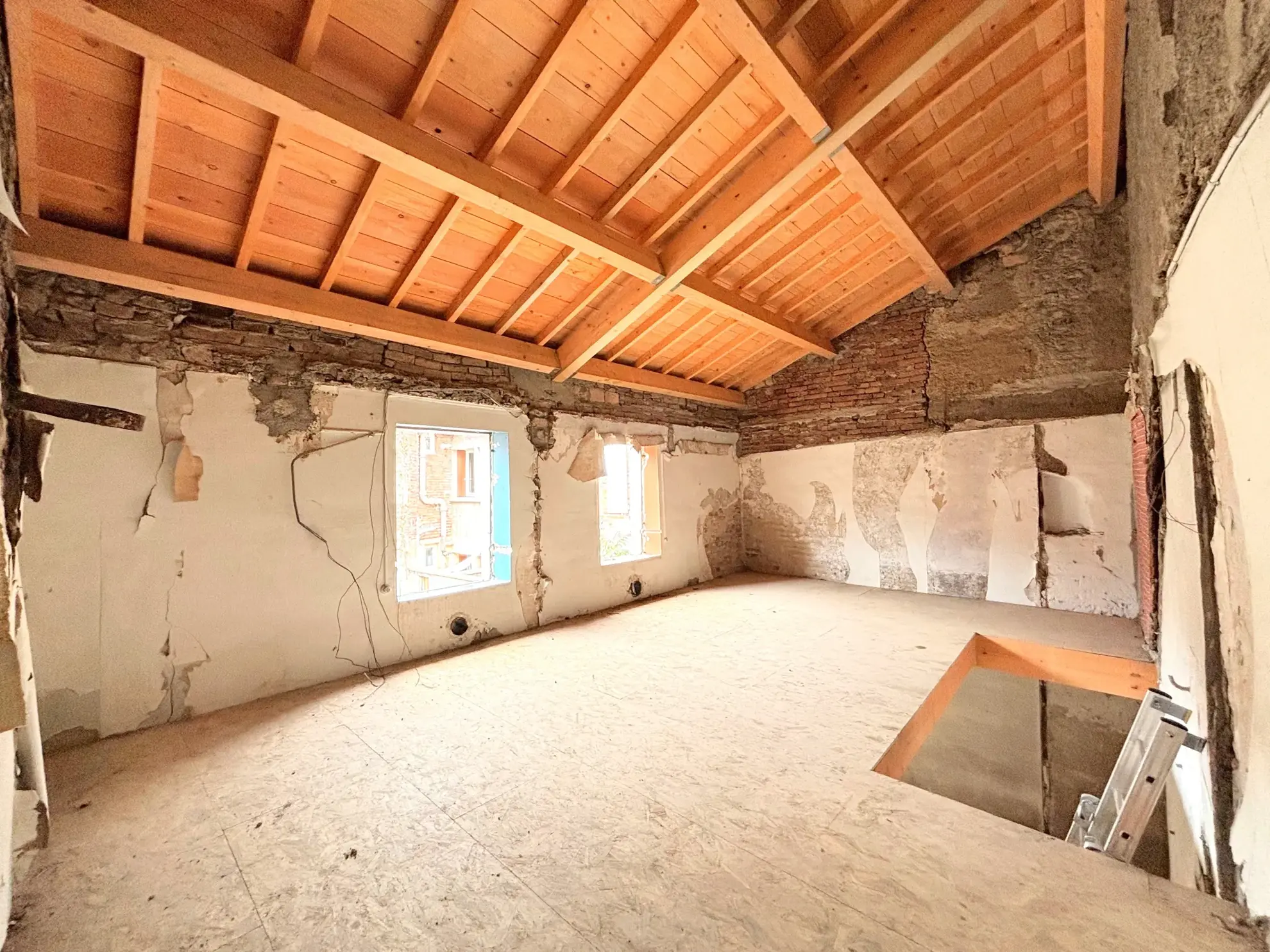 Maison de ville à rénover avec jardin à Saint-Galmier - Opportunité à saisir 