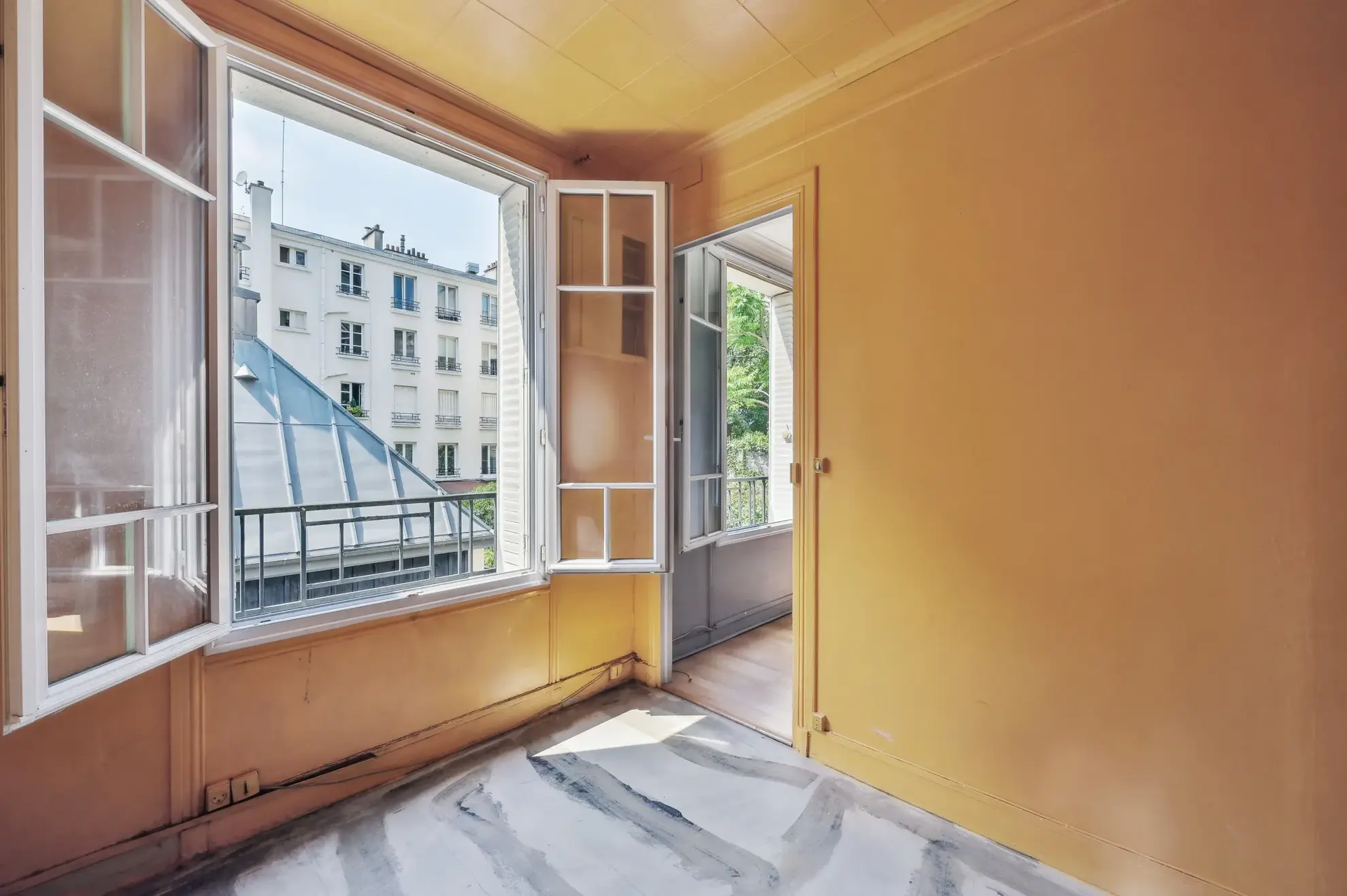 Appartement T2 de 26 m² à vendre à Paris Montmartre, proximité métro et commodités 