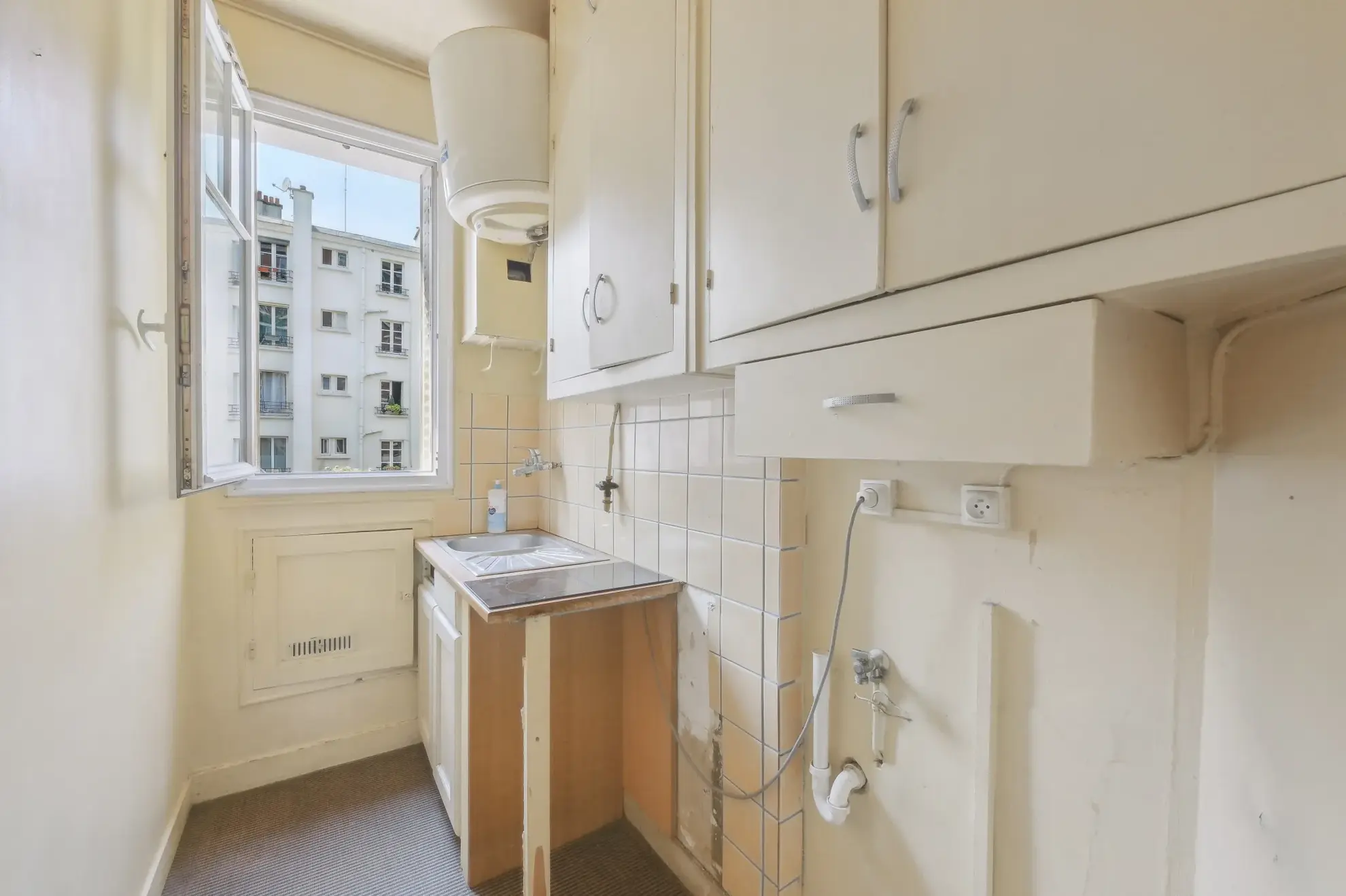 Appartement T2 de 26 m² à vendre à Paris Montmartre, proximité métro et commodités 