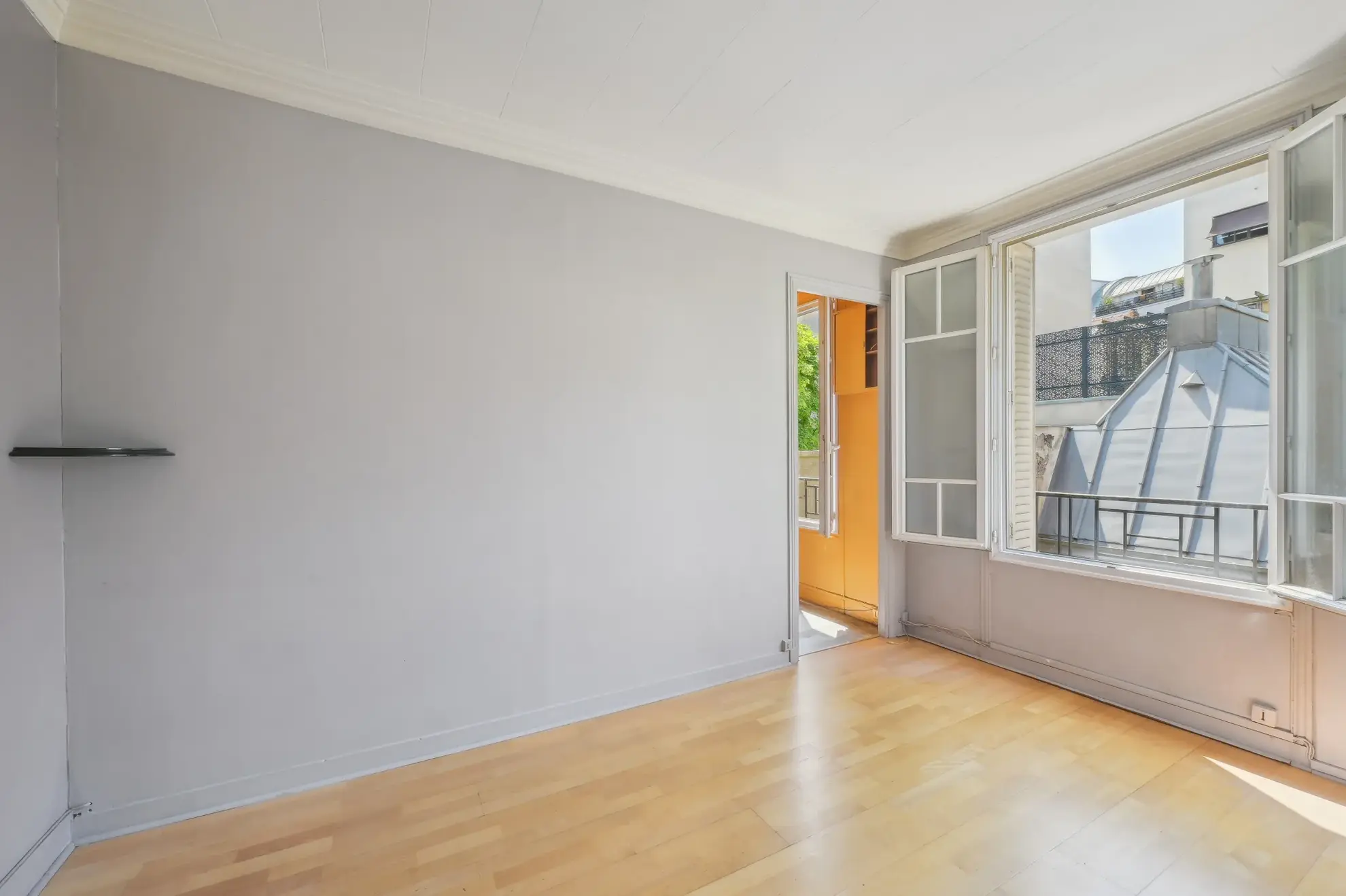 Appartement T2 de 26 m² à vendre à Paris Montmartre, proximité métro et commodités 
