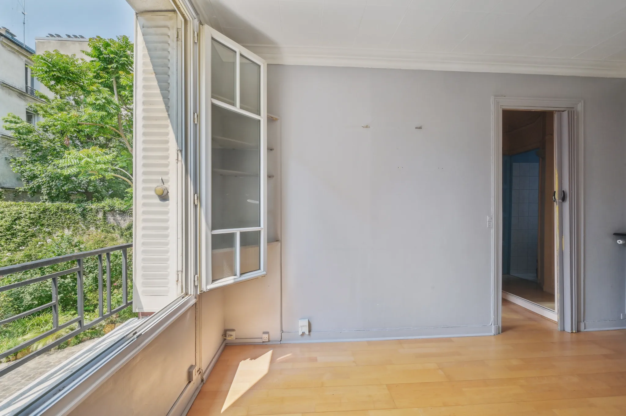 Appartement T2 de 26 m² à vendre à Paris Montmartre, proximité métro et commodités 