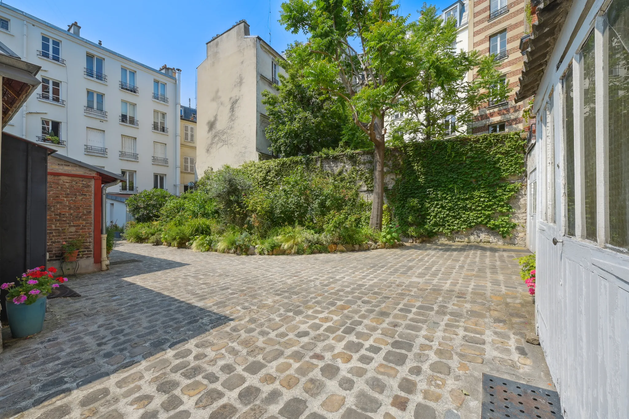 Appartement T2 de 26 m² à vendre à Paris Montmartre, proximité métro et commodités 