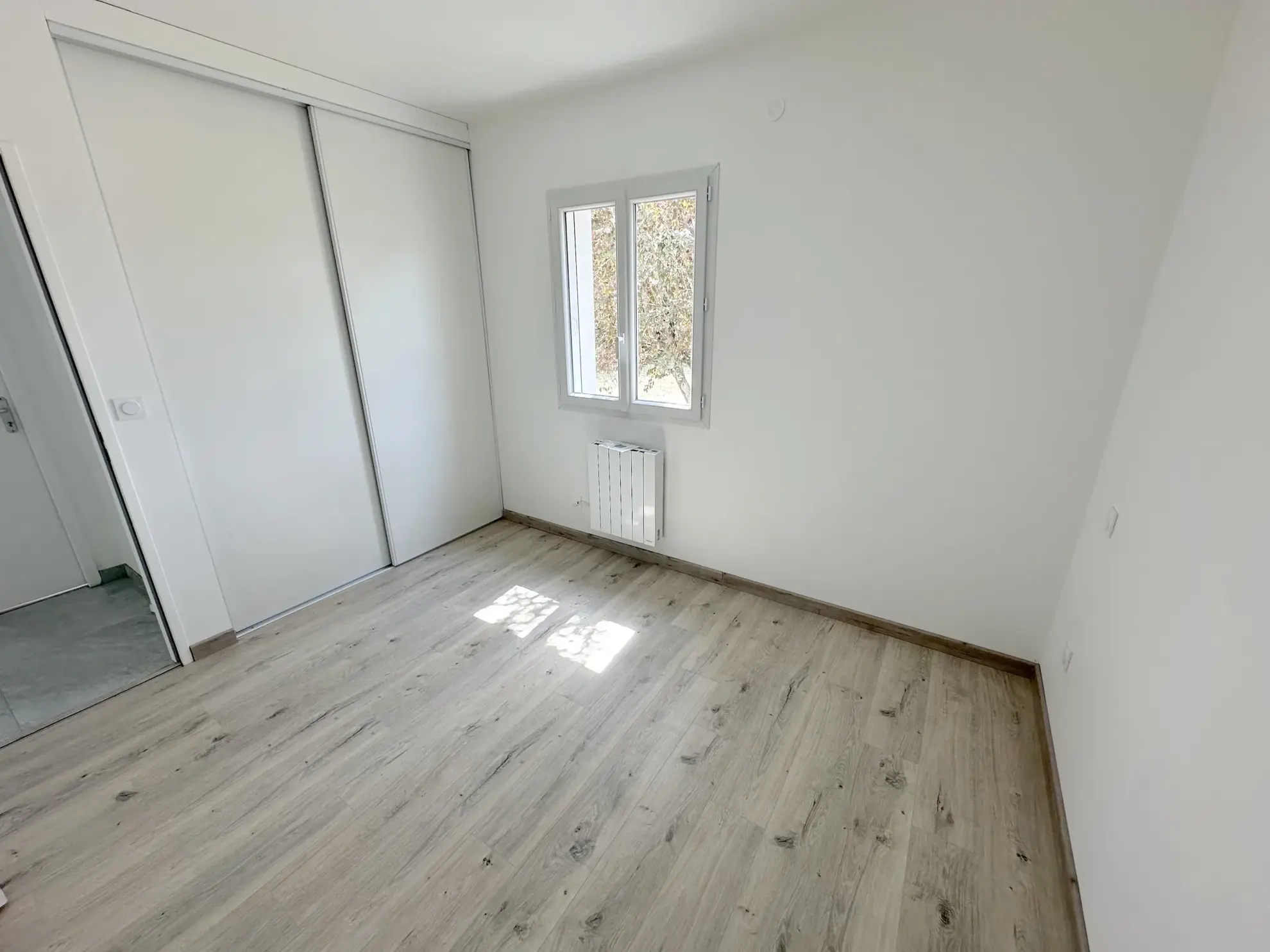 Maison de plain-pied moderne de 137m² à Sainte-Bazeille avec garage et jardin 