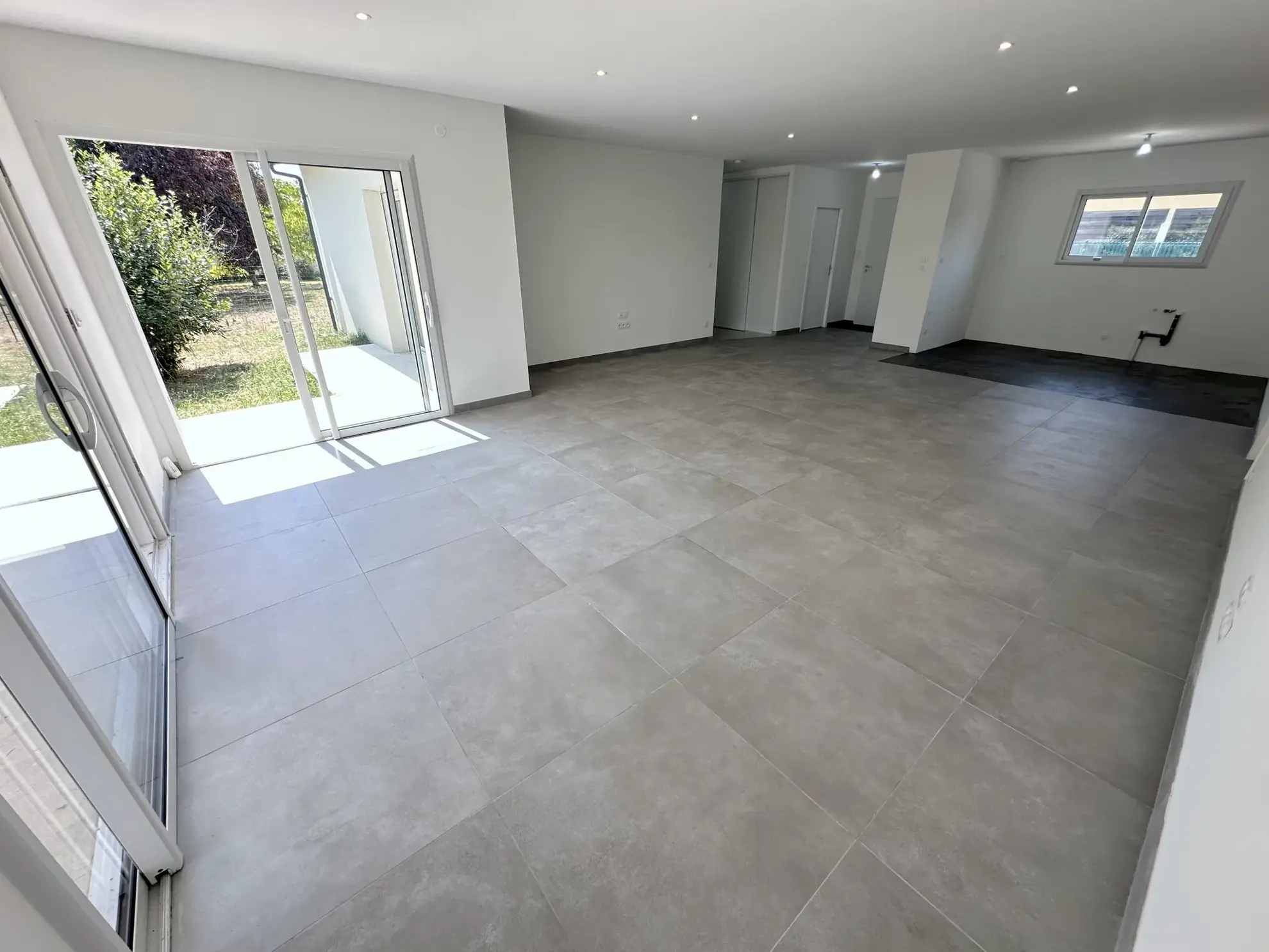 Maison de plain-pied moderne de 137m² à Sainte-Bazeille avec garage et jardin 