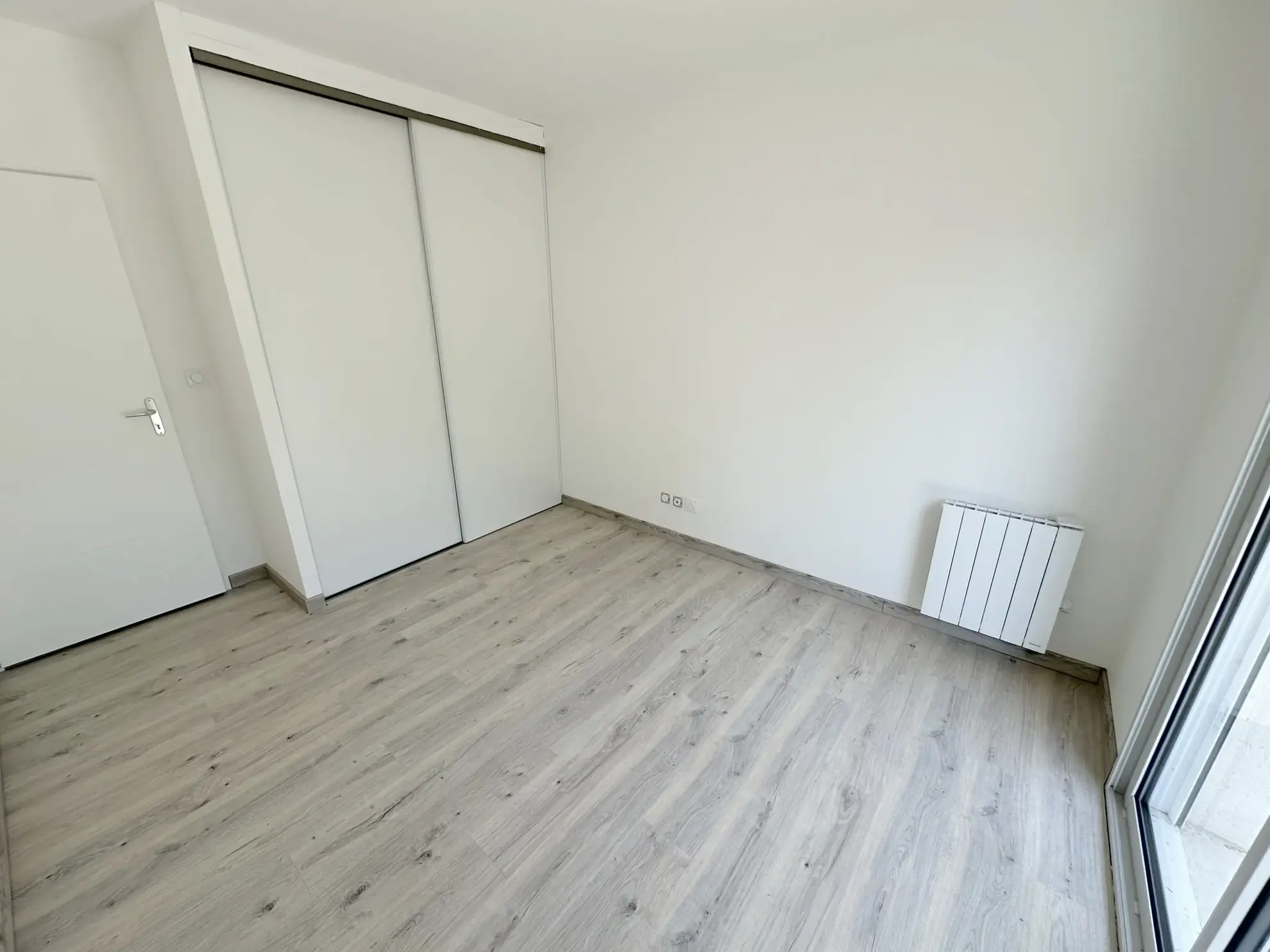 Maison de plain-pied moderne de 137m² à Sainte-Bazeille avec garage et jardin 