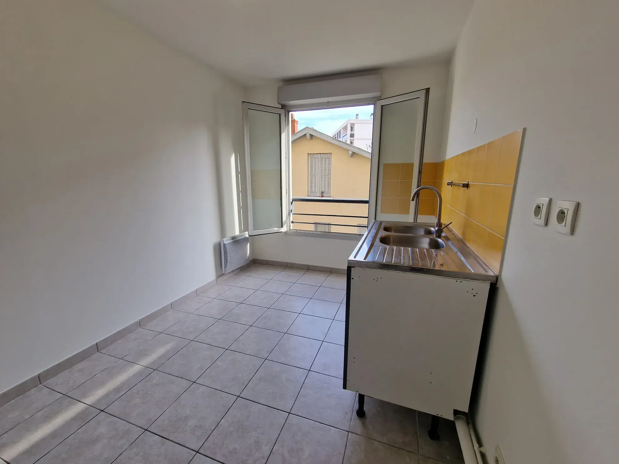 Appartement T3 calme et lumineux à Lyon 8ème avec garage et proximité tramway 