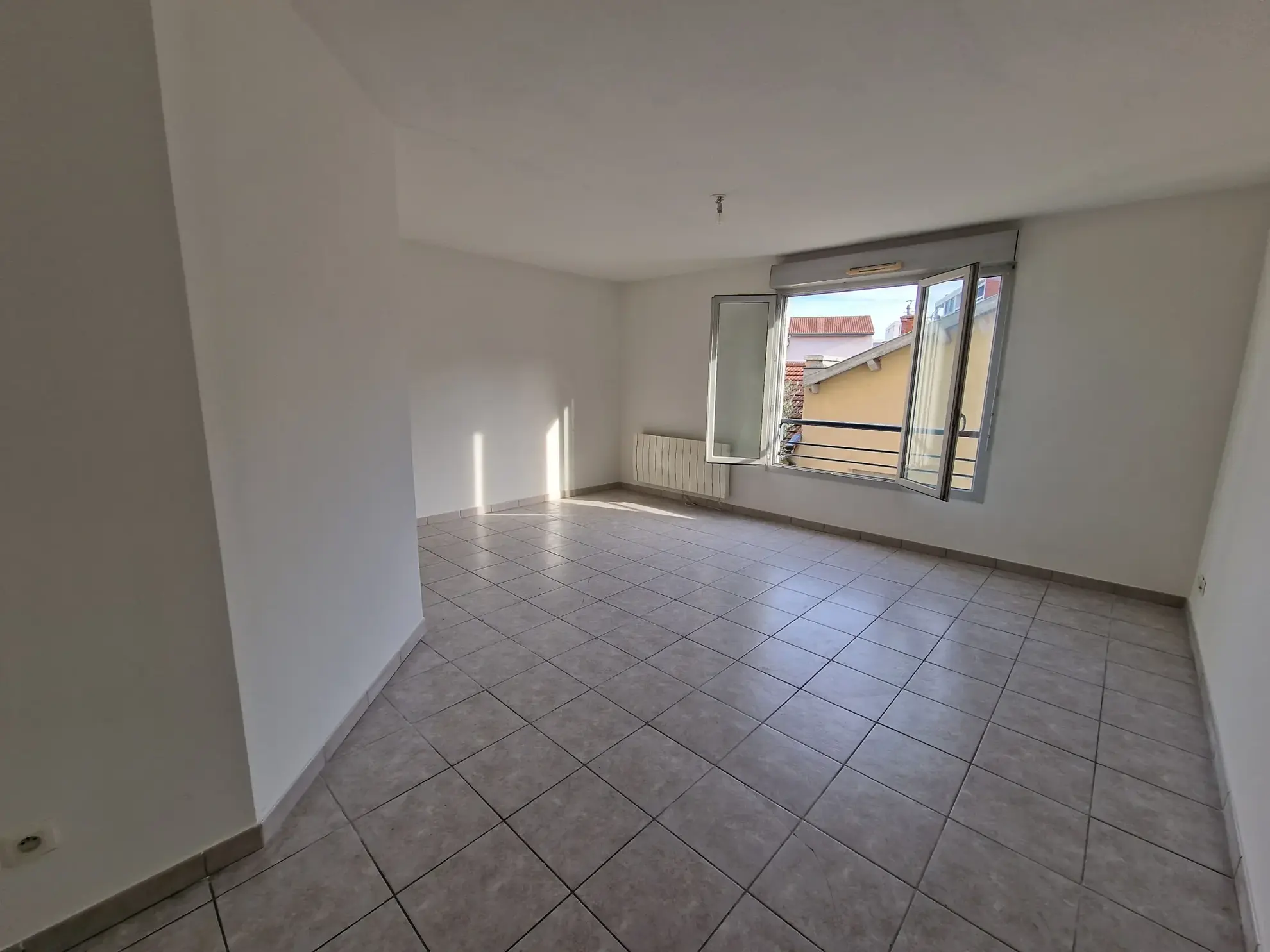 Appartement T3 calme et lumineux à Lyon 8ème avec garage et proximité tramway