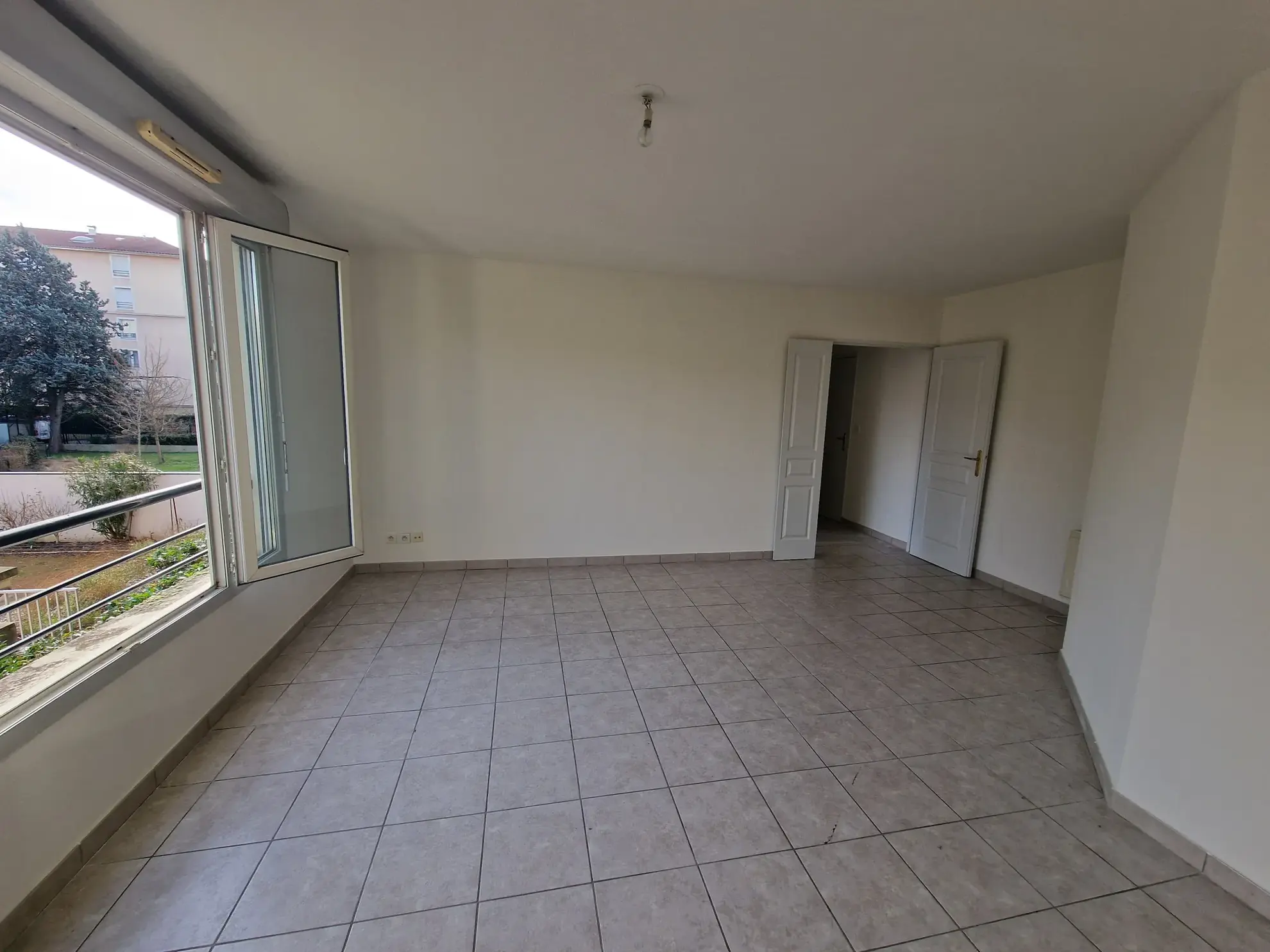 Appartement T3 calme et lumineux à Lyon 8ème avec garage et proximité tramway 