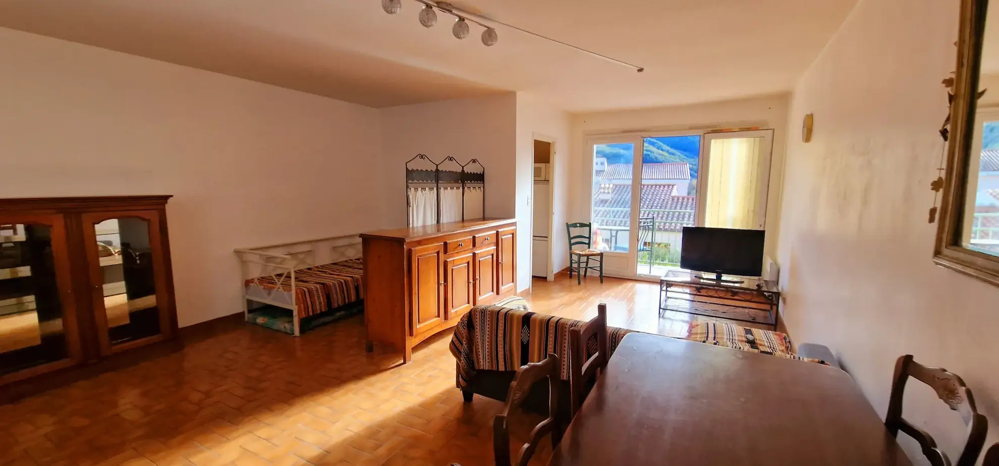 Appartement T2 lumineux avec balcon, cave et garage dans station thermale des Pyrénées 