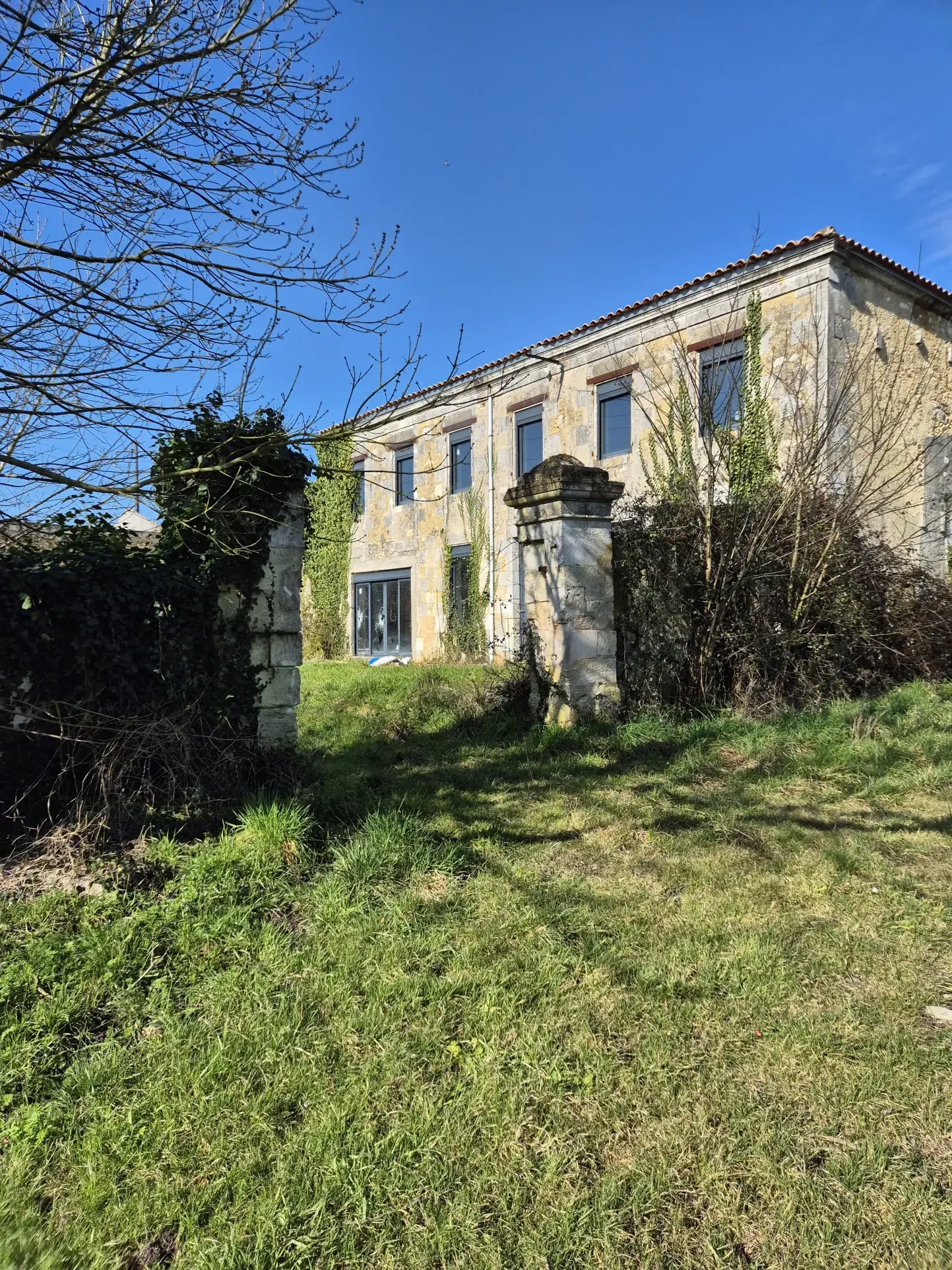 Corps de ferme à restaurer à Rochefort avec potentiel agricole et écologique